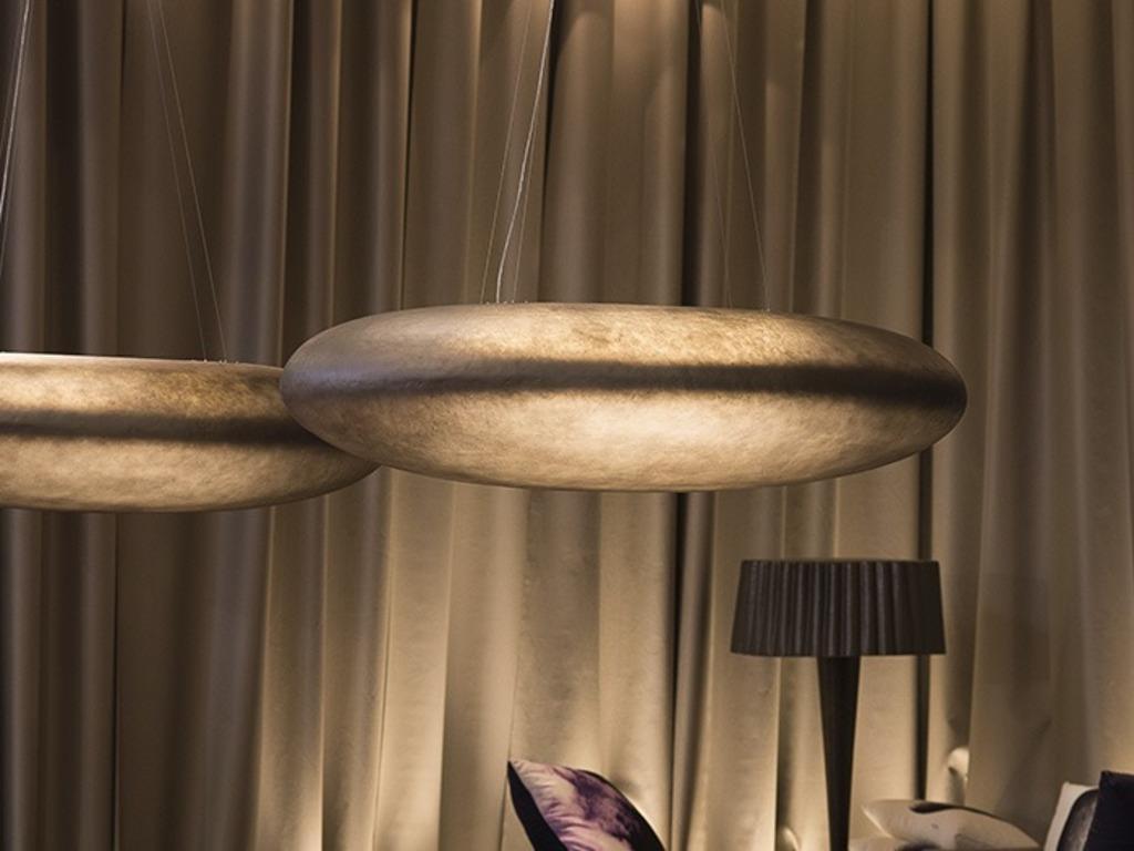 XXI secolo e contemporaneo Lampada da soffitto Praia in fibra di vetro ispirata ai ciottoli organici di Nini Andrade Silva in vendita