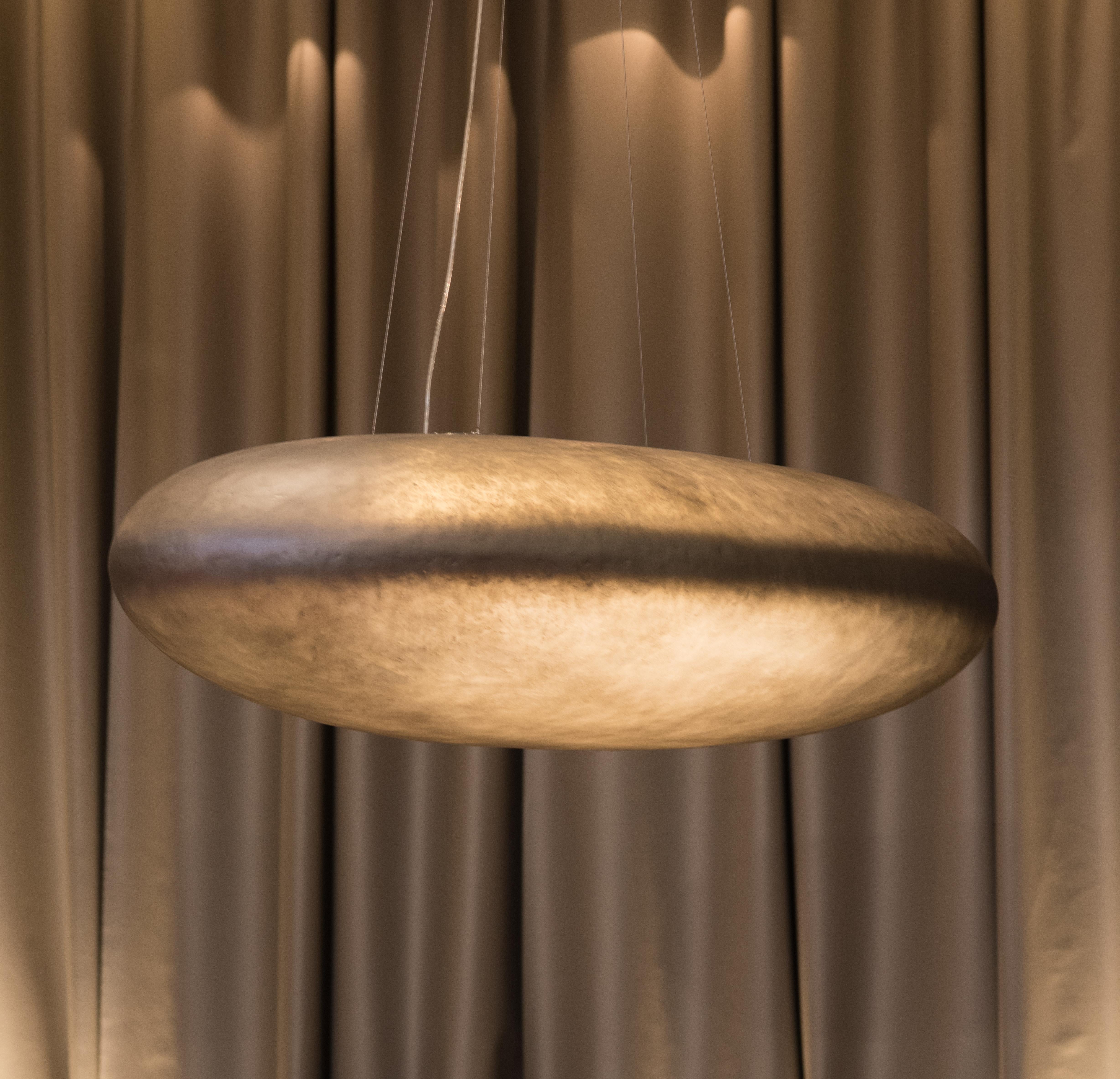 Vetroresina Lampada da soffitto Praia in fibra di vetro ispirata ai ciottoli organici di Nini Andrade Silva in vendita