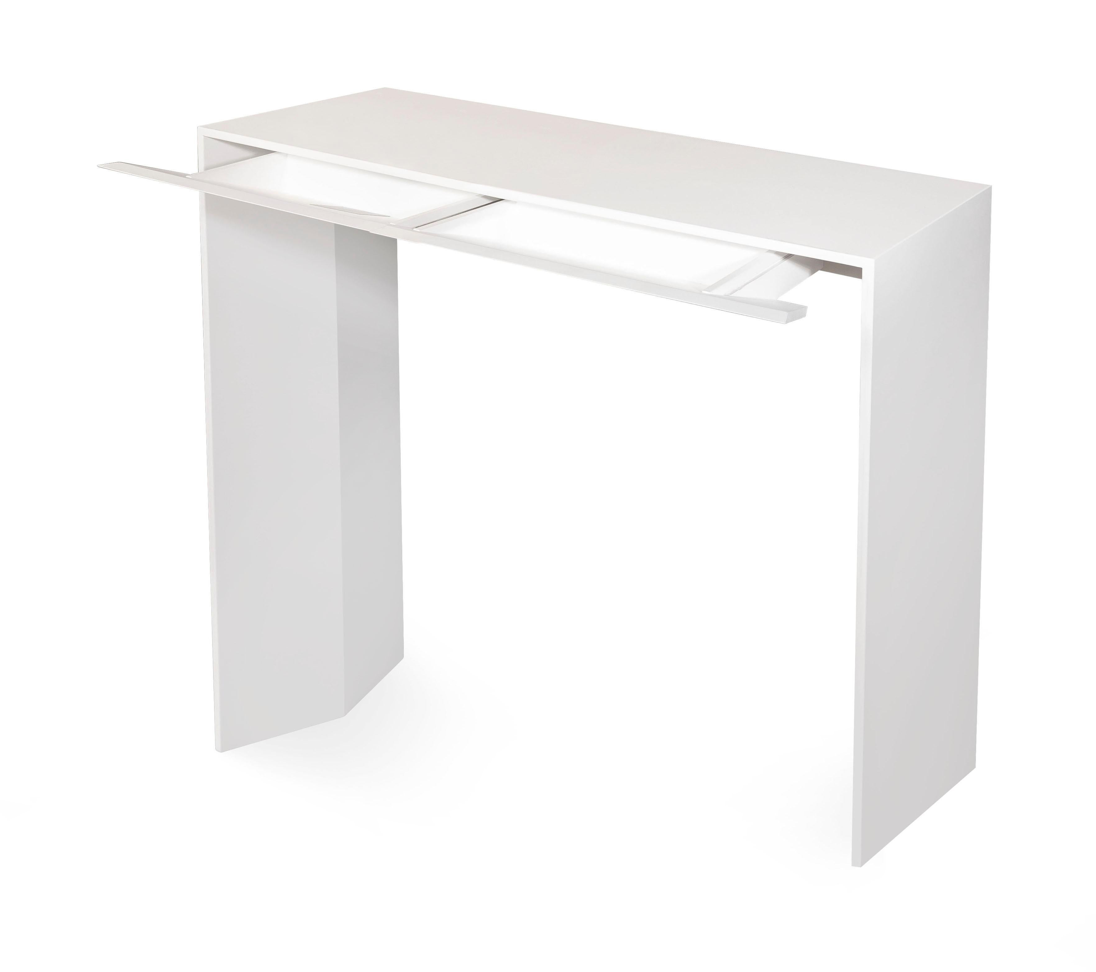 Consolle  with  hips  shaped  inside; 45° graft between plane  and side; 2 (90 version) or 
3 drawers (120/150) retractable  undercounter, lacquered MDF finish  white and black lacquer.