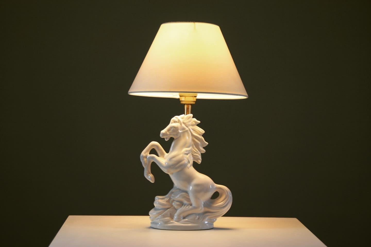 Lampe en céramique cheval cabré, France, années 1980 en vente 2