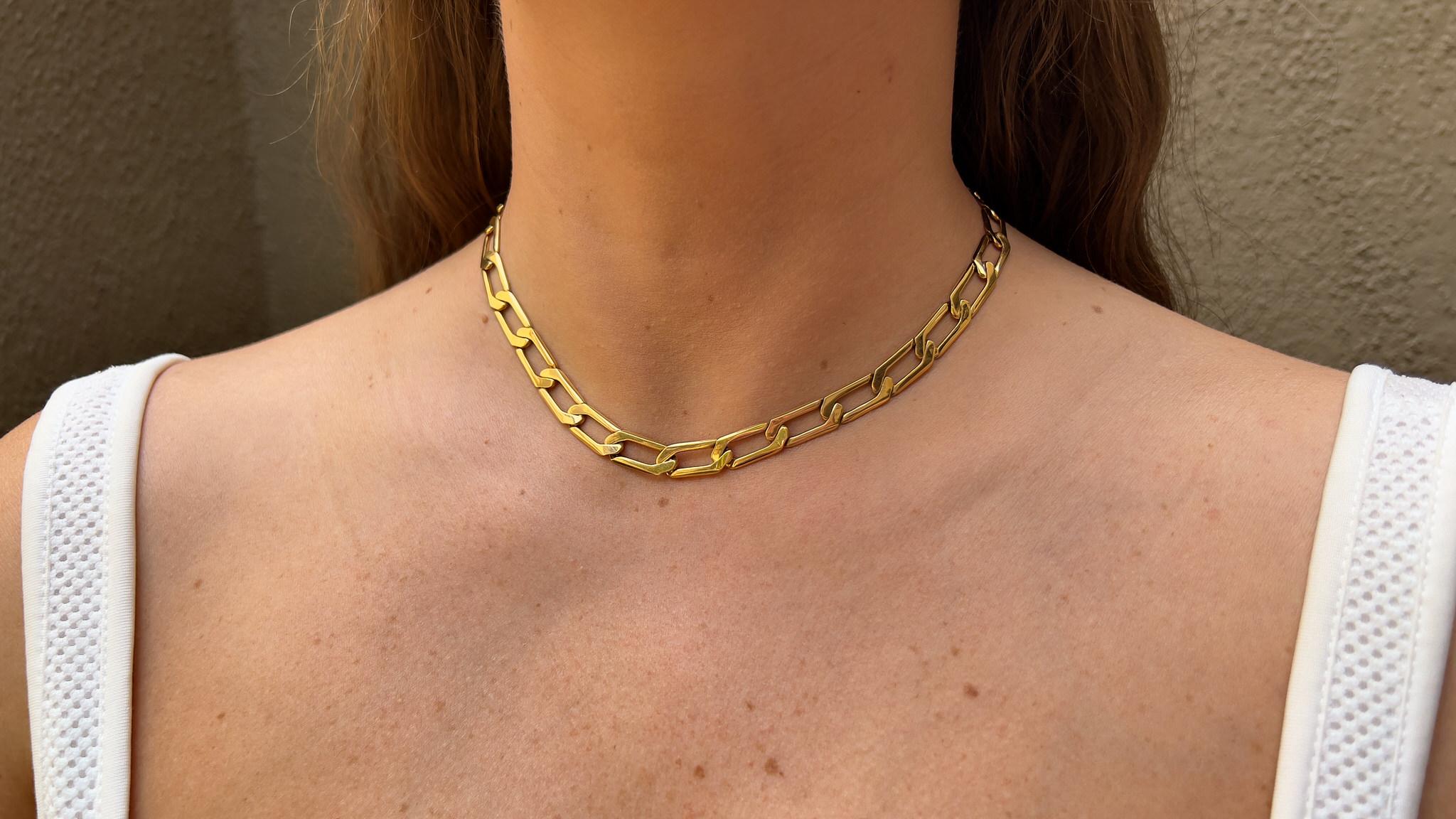 Die Prasi-Gliederkette wurde entwickelt, um die Zeit zu überdauern. Ein moderner Klassiker.
Die handgefertigten Glieder, die in Italien aus glänzendem 18-karätigem Gelbgold hergestellt werden, sind schlank und passen sich perfekt der Rundung Ihres