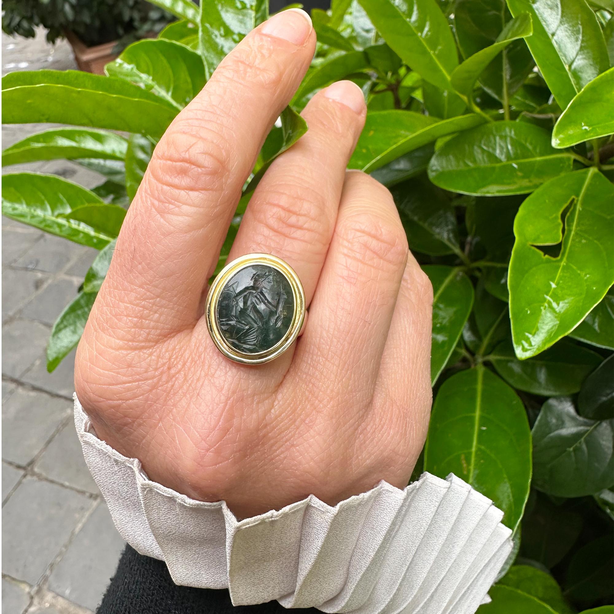 This ring, handmade in 18 kt gold and silver by our goldsmiths based on an original Serra design, has been set with an authentic Roman intaglio on prasio dating back to the 1st-2nd century. AD, which depicts the goddess Fortuna with a rudder behind