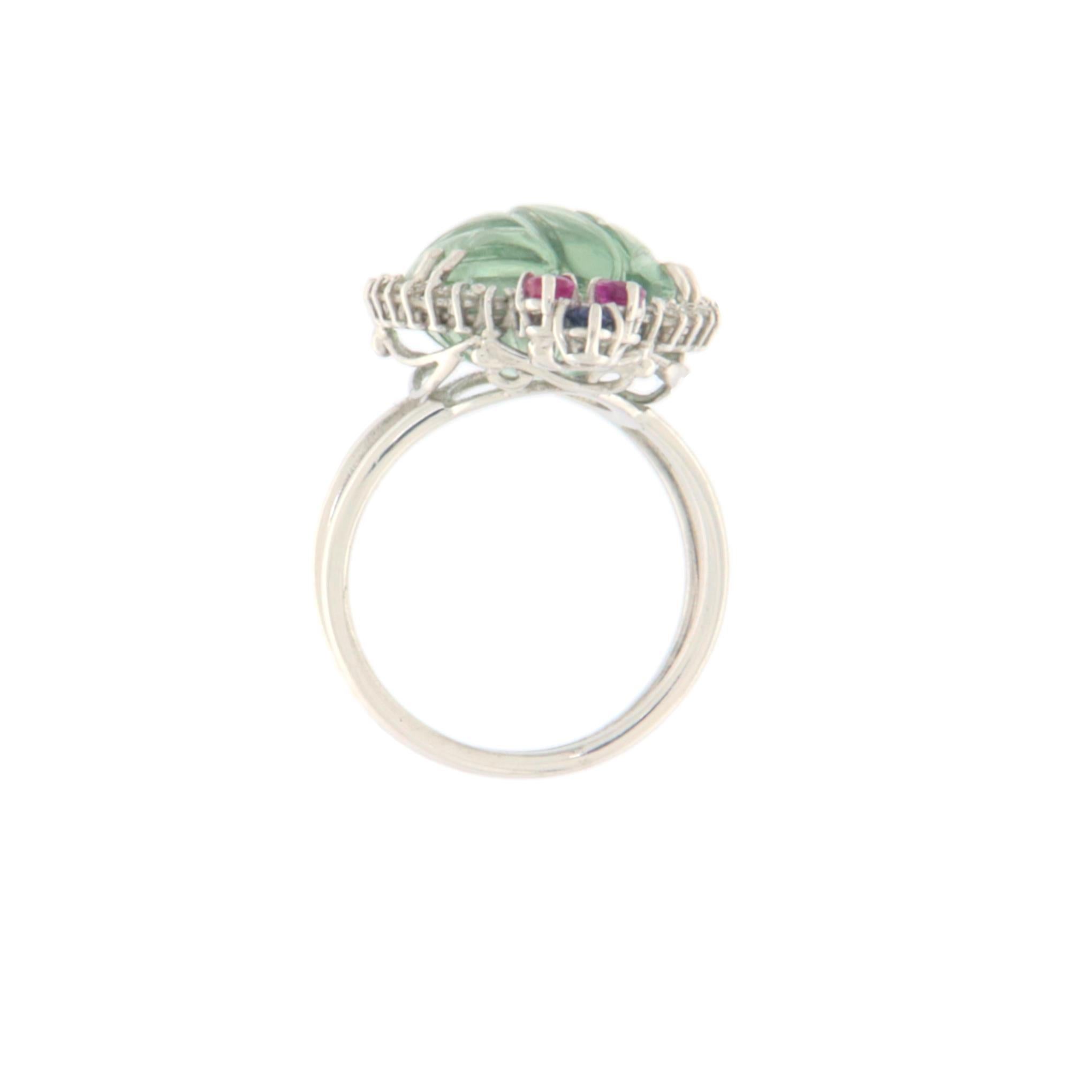 Elegance and sophistication come together in this stunning ring crafted in 18-carat white gold, a jewel that captivates the eye thanks to its extraordinary composition of precious stones. At the center sits a majestic prasiolite, with delicate light