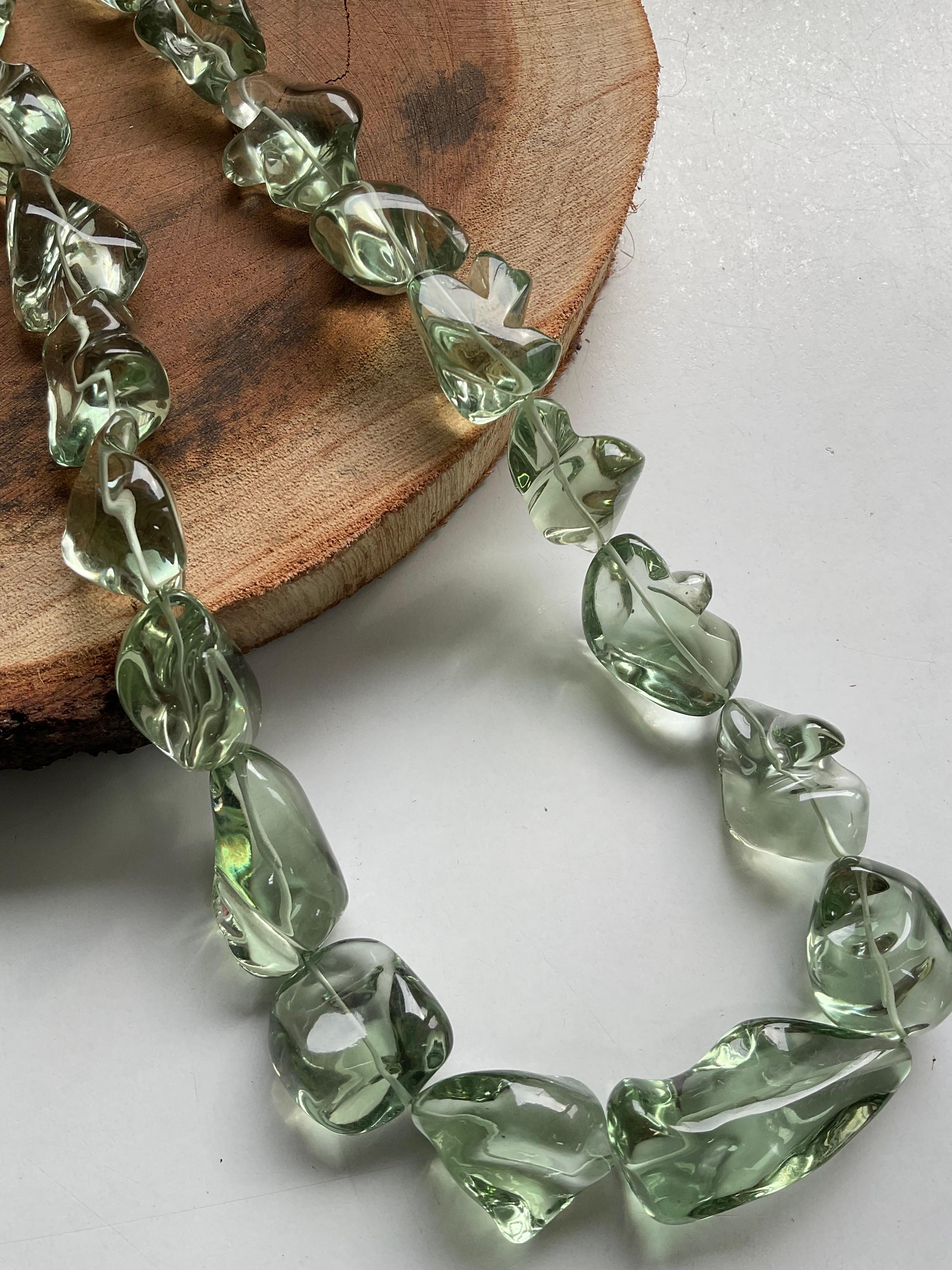 Collana di gioielli con perline di quarzo ametista verde Prasiolite Qualità delle gemme
Dimensioni: da 12 X 23 a 21 X 40 MM 
Peso : 617 Carati
Lunghezza della collana: 18 pollici 
Pezzi : 19 gemme 