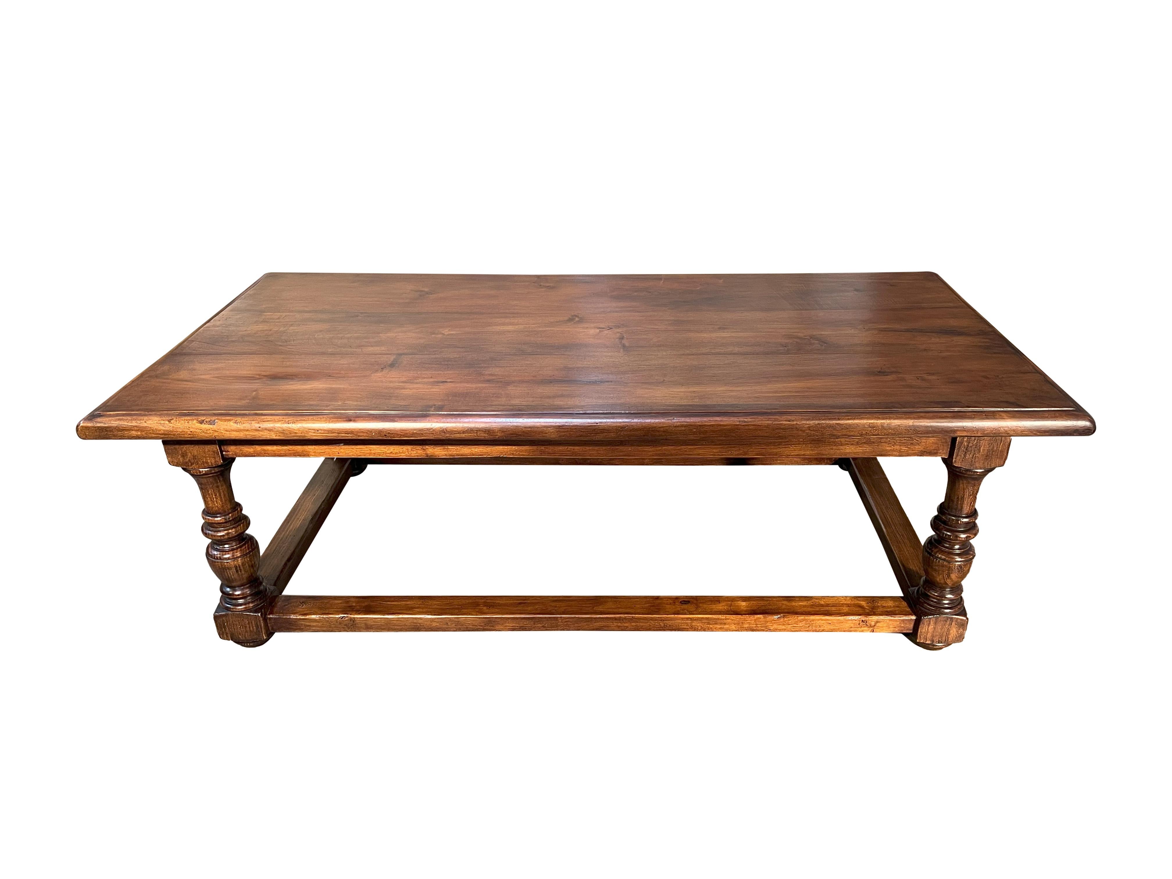 Reproduction d'une table basse rustique en noyer massif, pieds et traverses tournés. Ligne de style simple avec un beau vieillissement et une belle patine. 

Dimensions : 57