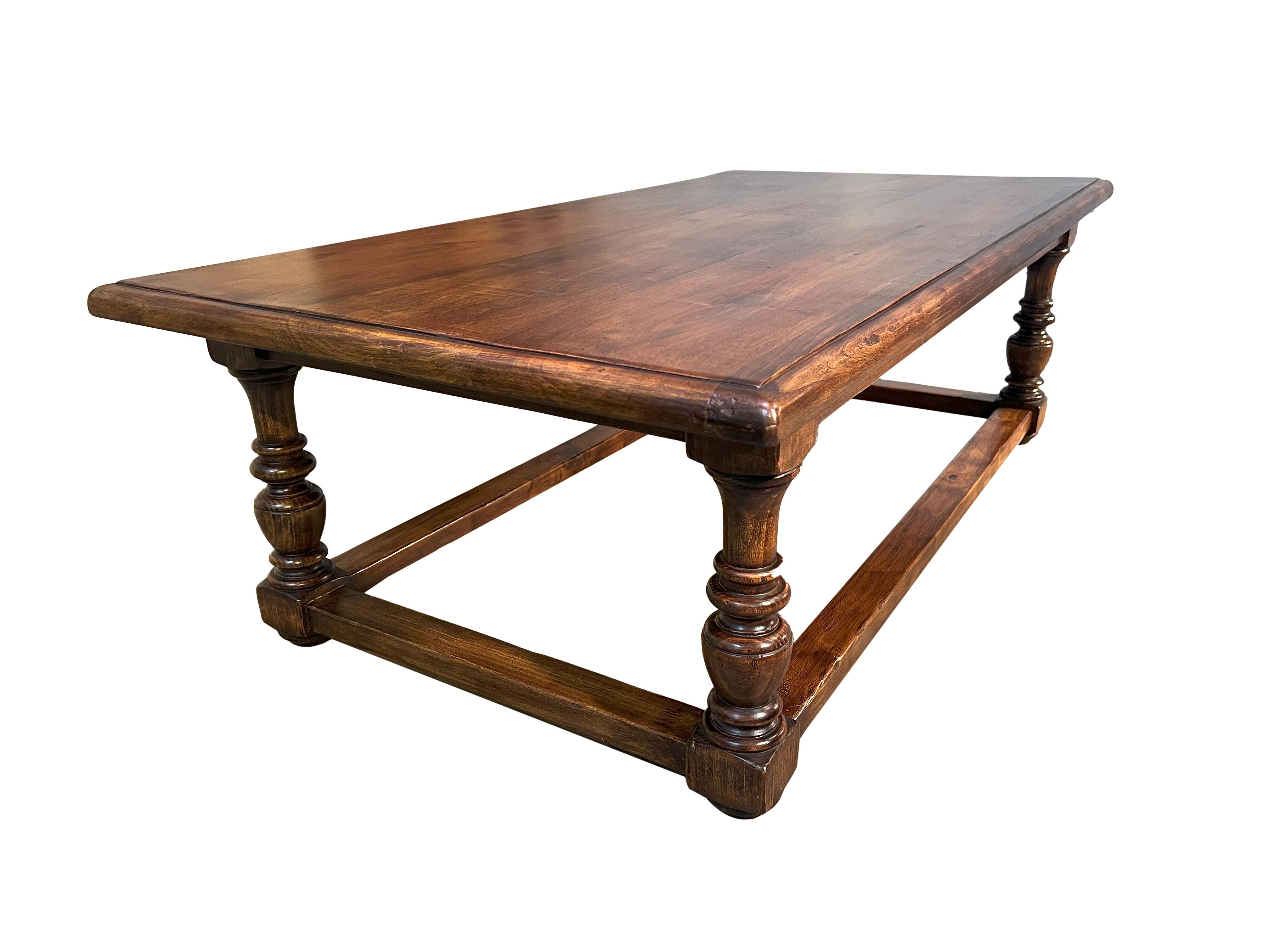 Romantique PRATO - Reproduction d'une table basse de ferme toscane en noyer du 19ème siècle en vente