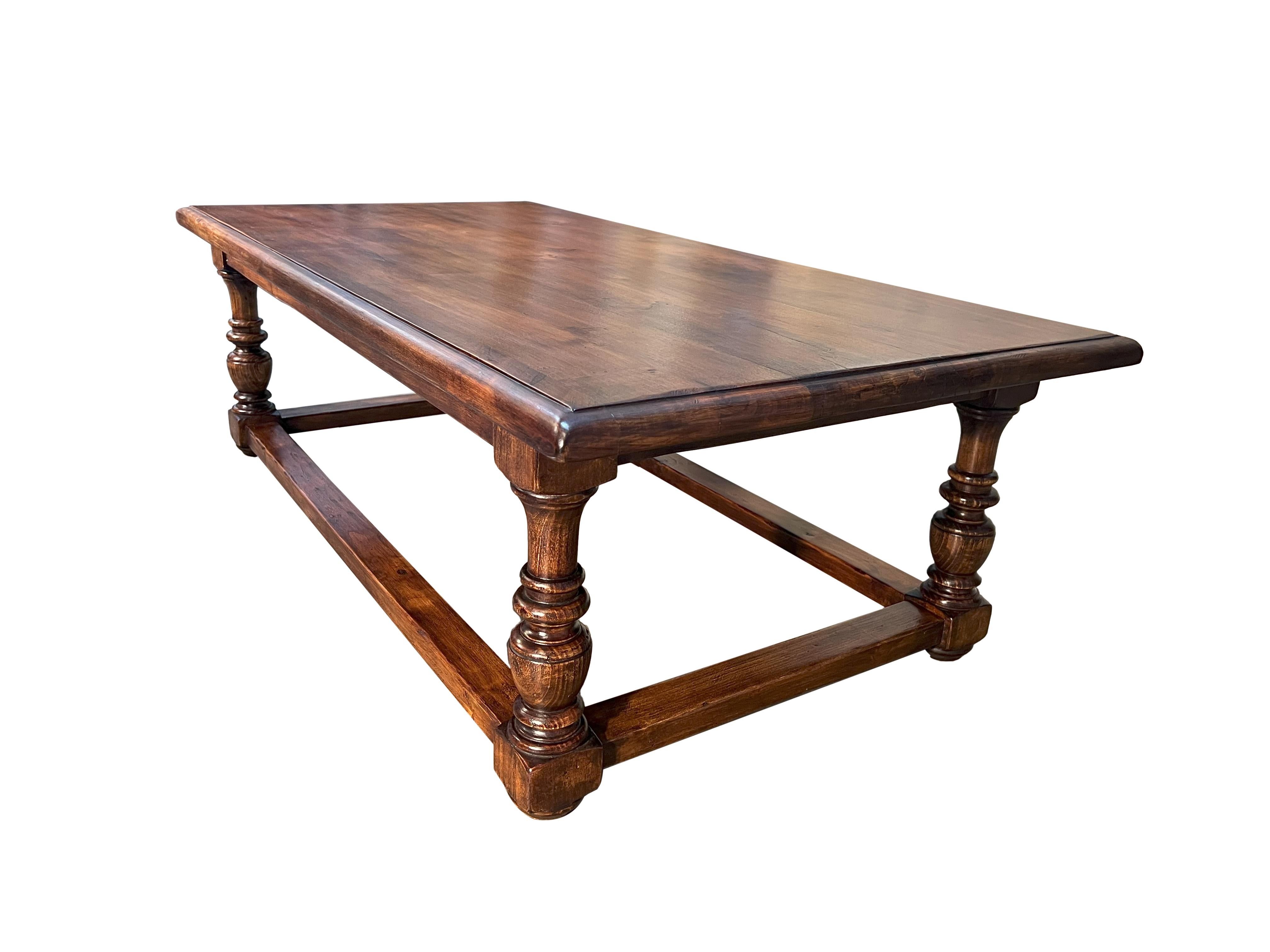 italien PRATO - Reproduction d'une table basse de ferme toscane en noyer du 19ème siècle en vente