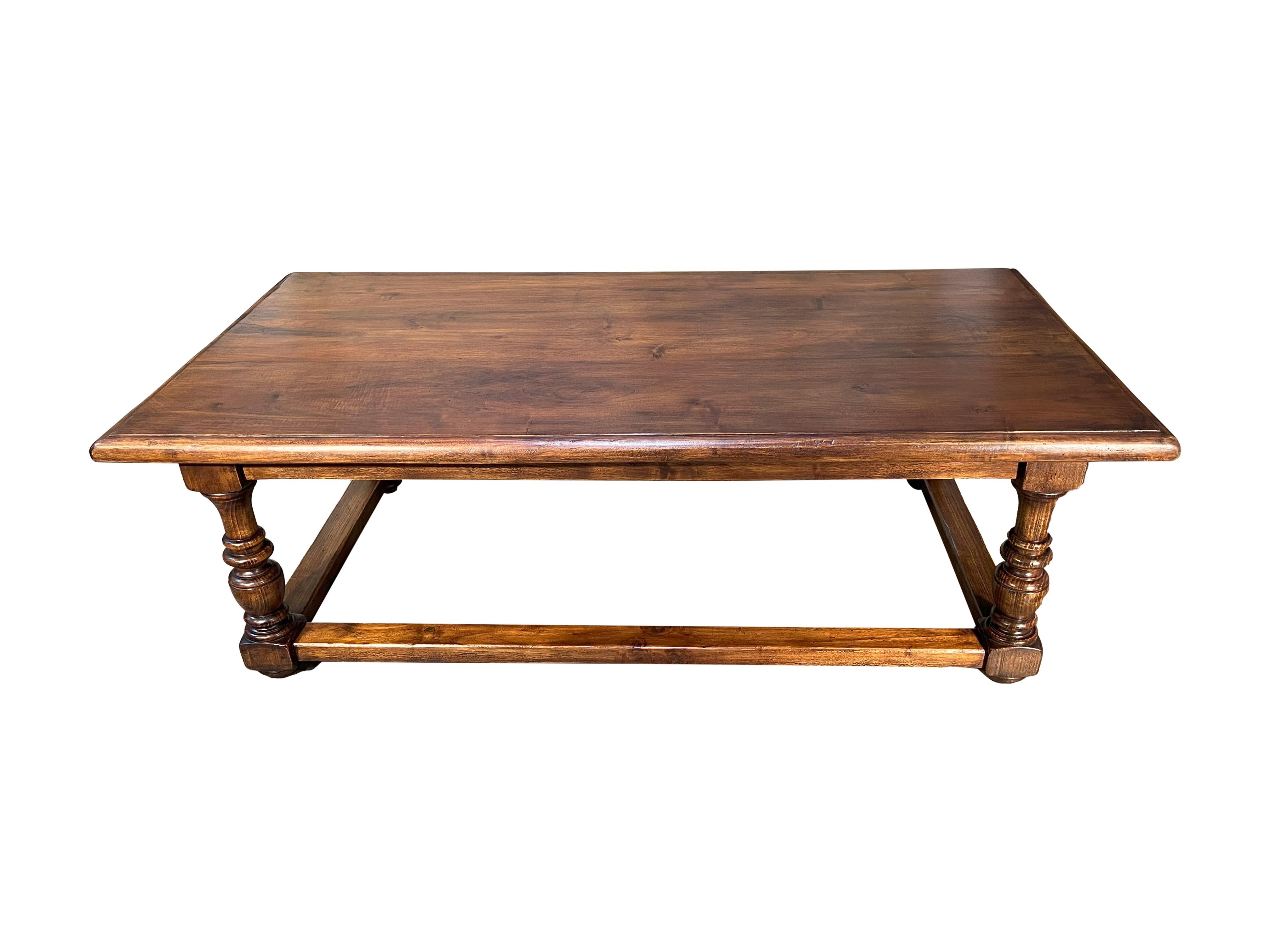 Fait main PRATO - Reproduction d'une table basse de ferme toscane en noyer du 19ème siècle en vente