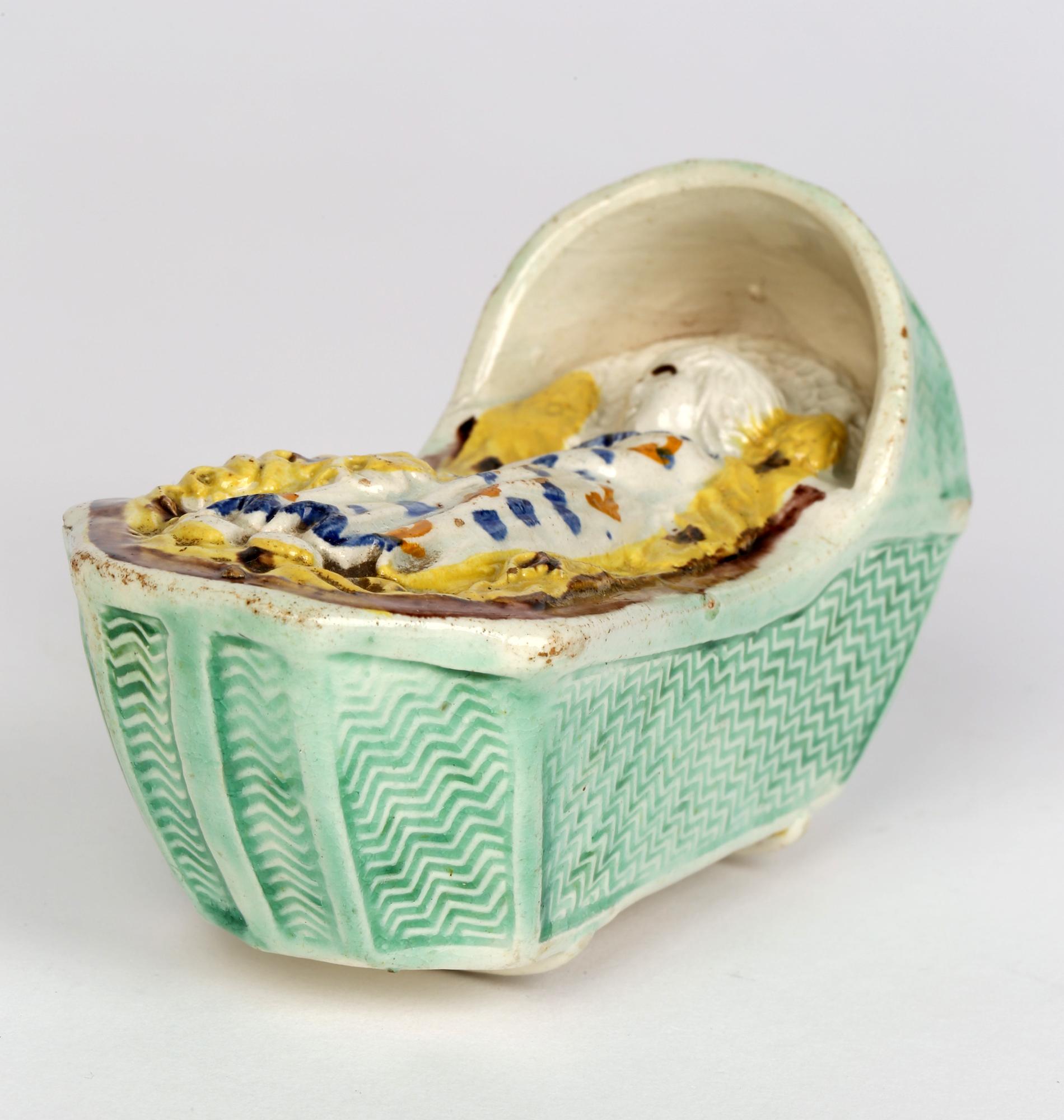 Fine XVIII secolo Culla in ceramica inglese Prattware con bambino addormentato in vendita