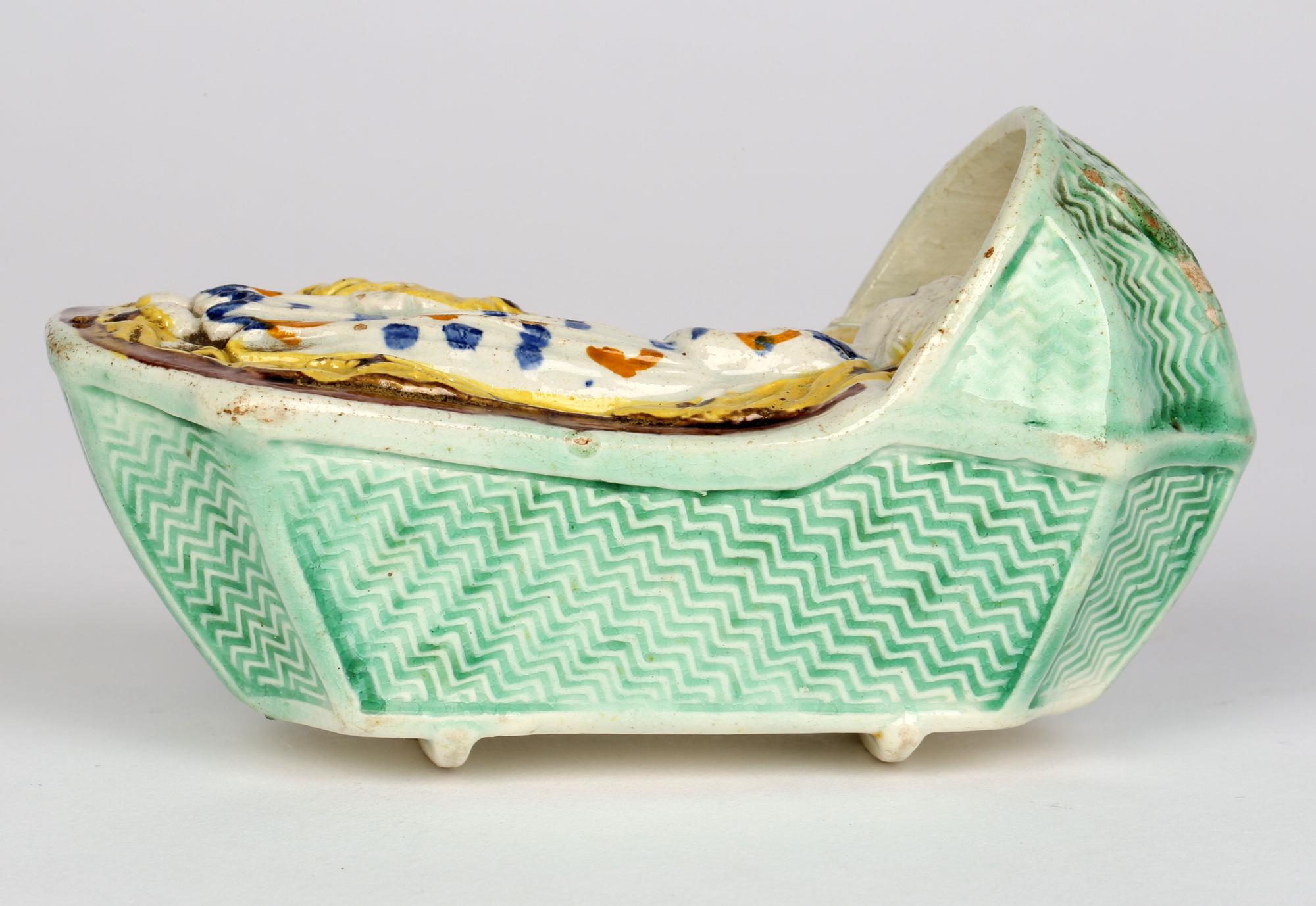 Terracotta Culla in ceramica inglese Prattware con bambino addormentato in vendita