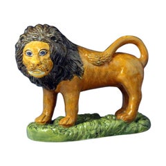 Figure en poterie Prattware d'un lion sur un socle en forme de gazon, 19ème siècle