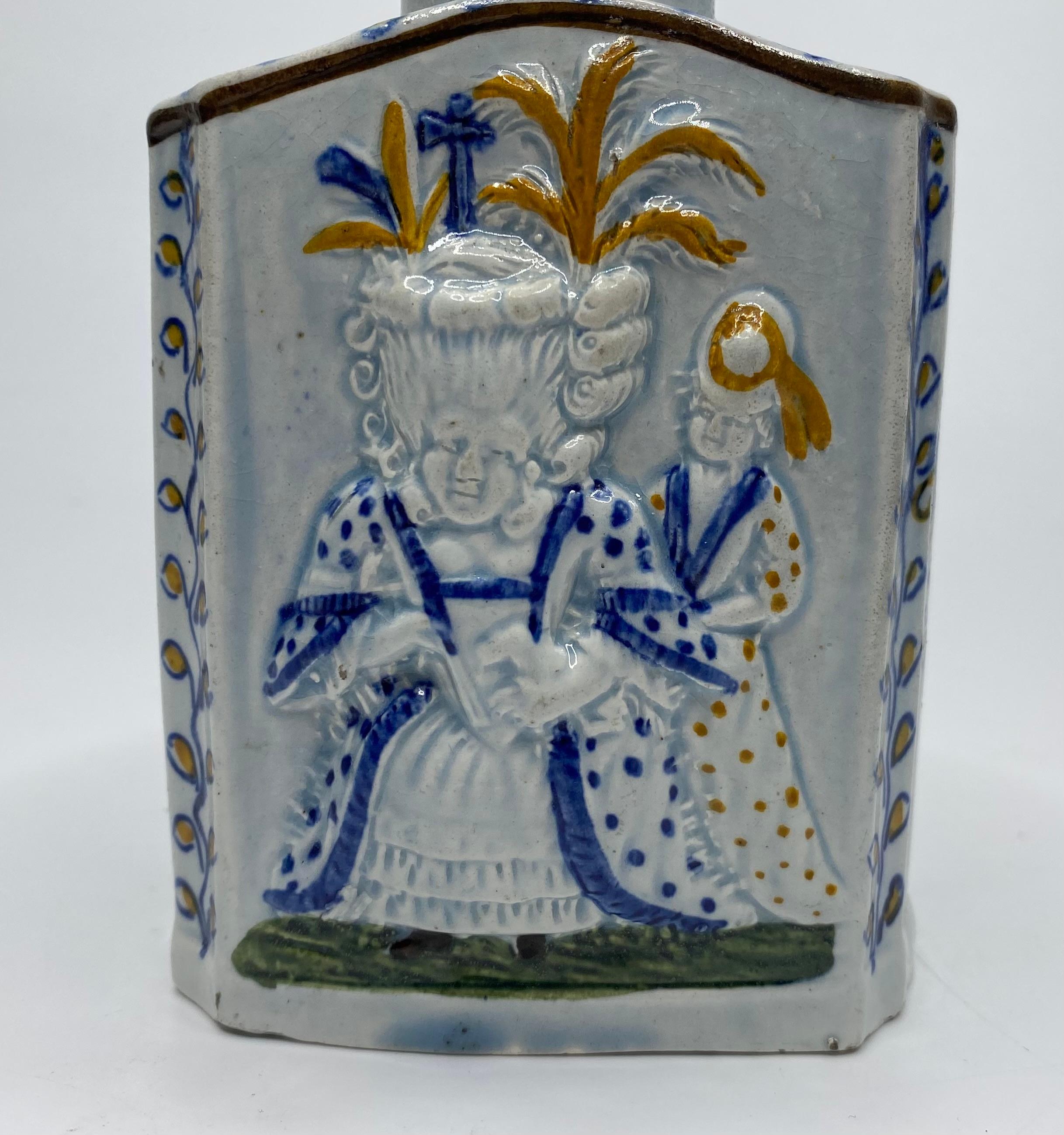 Prattware pottery ‘Macaroni’ tea caddy and cover, c. 1800. In Excellent Condition In Gargrave, North Yorkshire