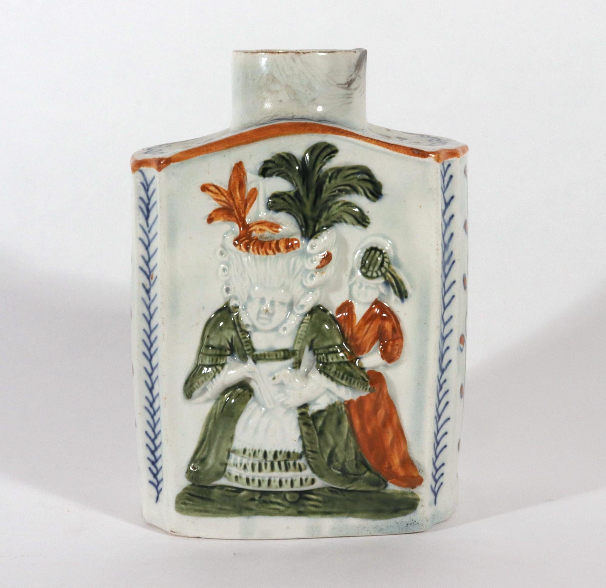 Bote de té de cerámica inglesa Prattware Pearlware,
Figuras de macarrones,
Posiblemente cerámica Bankfoot, Prestonpans. Escocia o Staffordshire,
Hacia 1790-1800.


 La caja de té de cerámica nacarada está decorada con figuras de Macaroni. En un lado