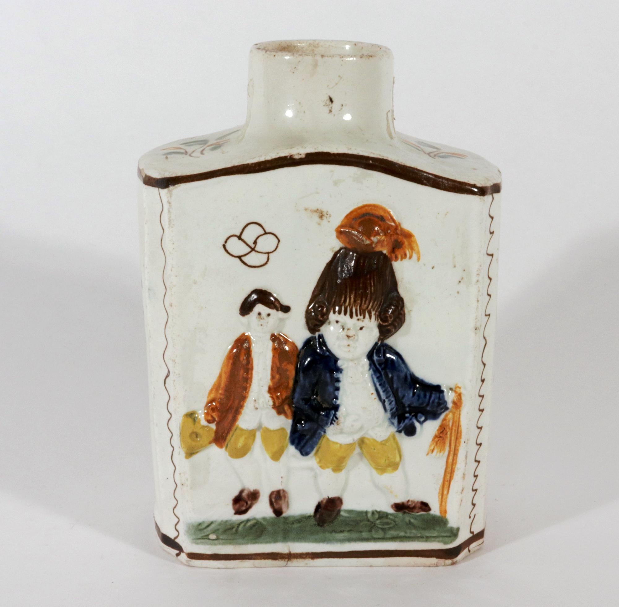 Boîte à thé Prattware English Pottery Pearlware,
Macaroni Figures,
Peut-être Bankfoot Pottery, Prestonpans. Écosse,
Vers 1790-1800.

 La boîte à thé en poterie perlée est décorée de figures 