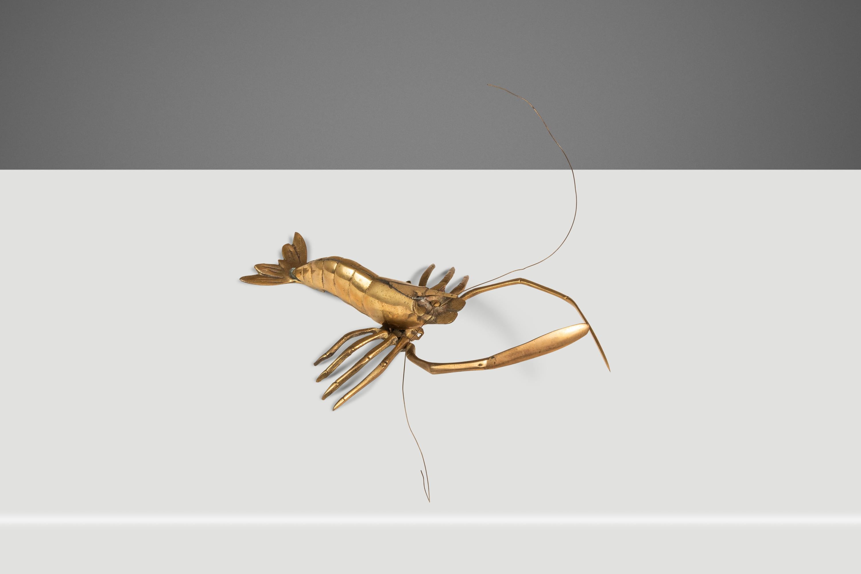 Mid-Century Modern Sculpture murale ou de table suspendue Prawn / Shrimp en laiton massif, A.I.C., c. 1960s en vente