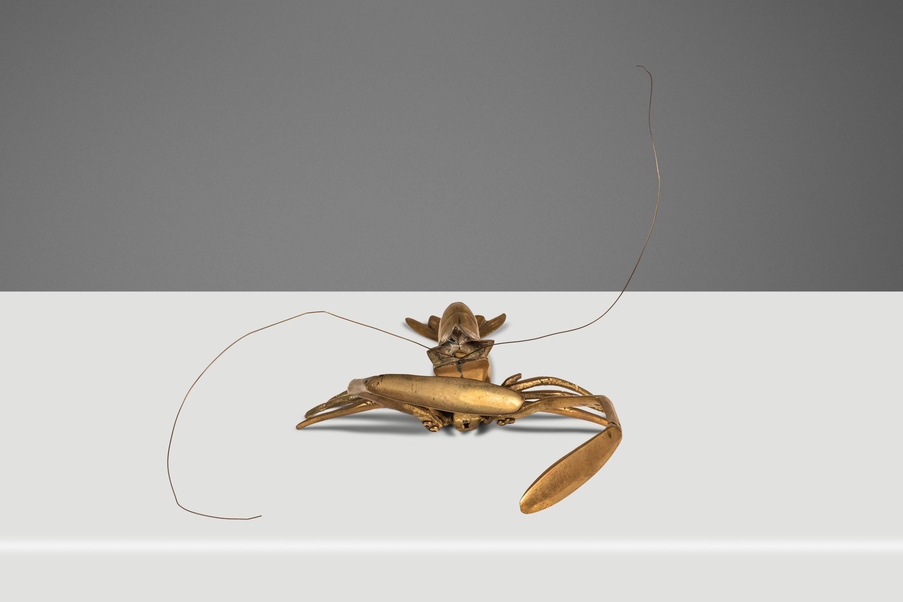 Milieu du XXe siècle Sculpture murale ou de table suspendue Prawn / Shrimp en laiton massif, A.I.C., c. 1960s en vente