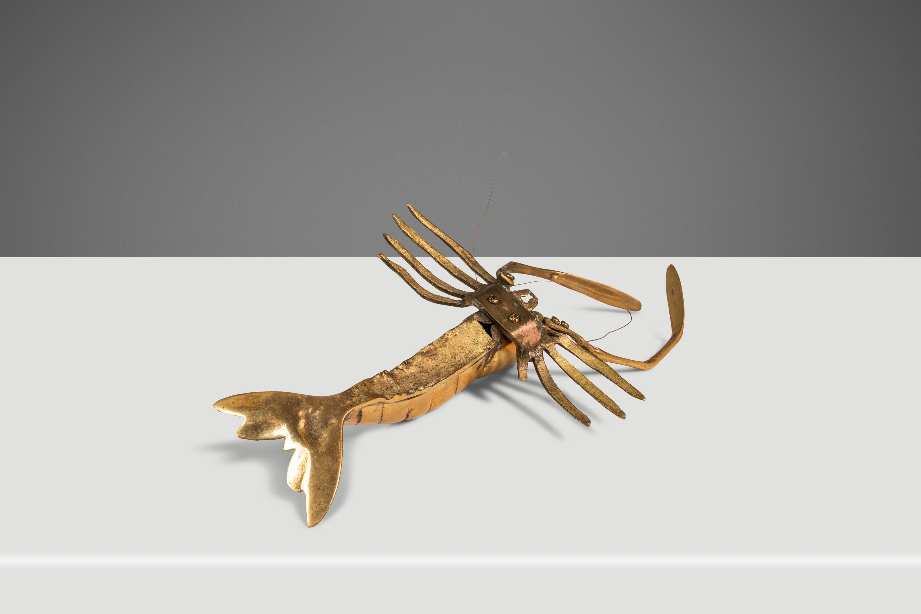 Laiton Sculpture murale ou de table suspendue Prawn / Shrimp en laiton massif, A.I.C., c. 1960s en vente