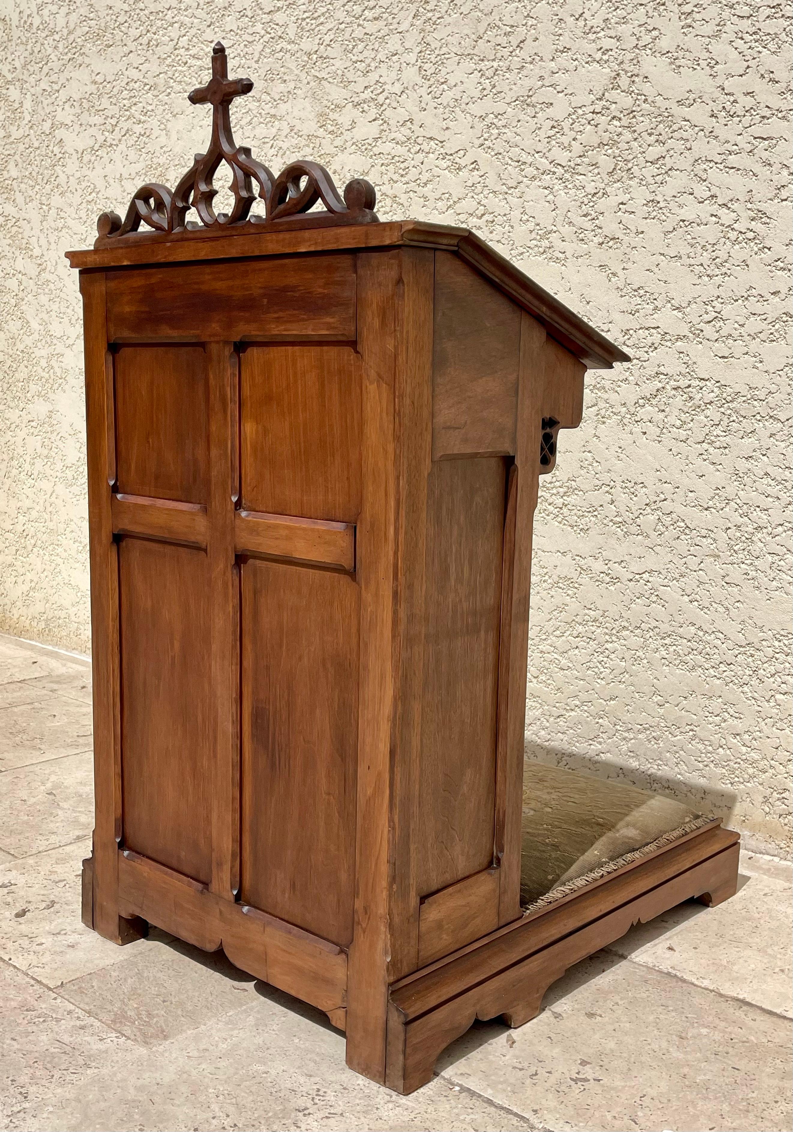 Pray to God in Neo-Gothic Walnut, XIXth century For Sale 11