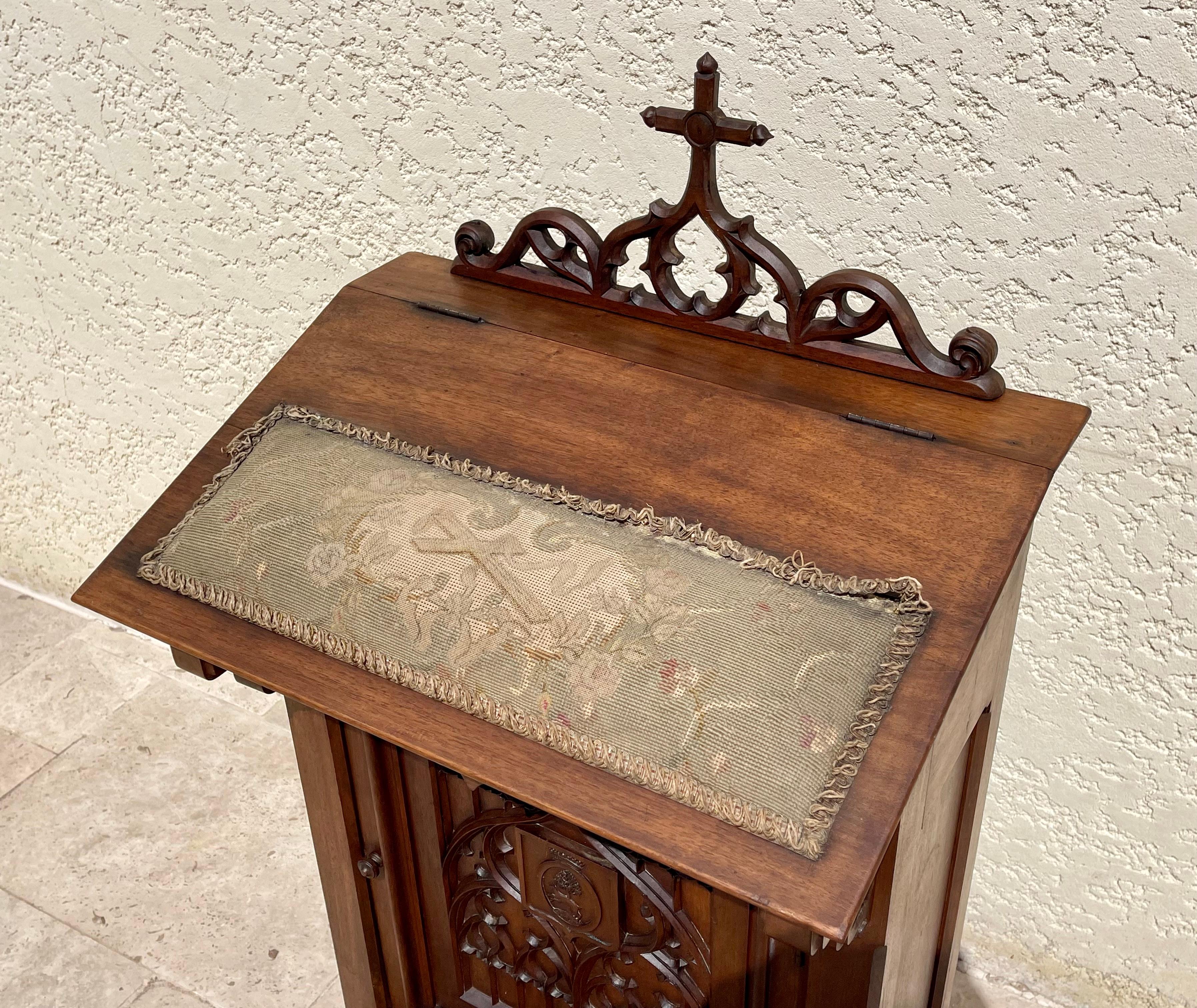 Gothic Revival Pray to God in Neo-Gothic Walnut, XIXth century For Sale