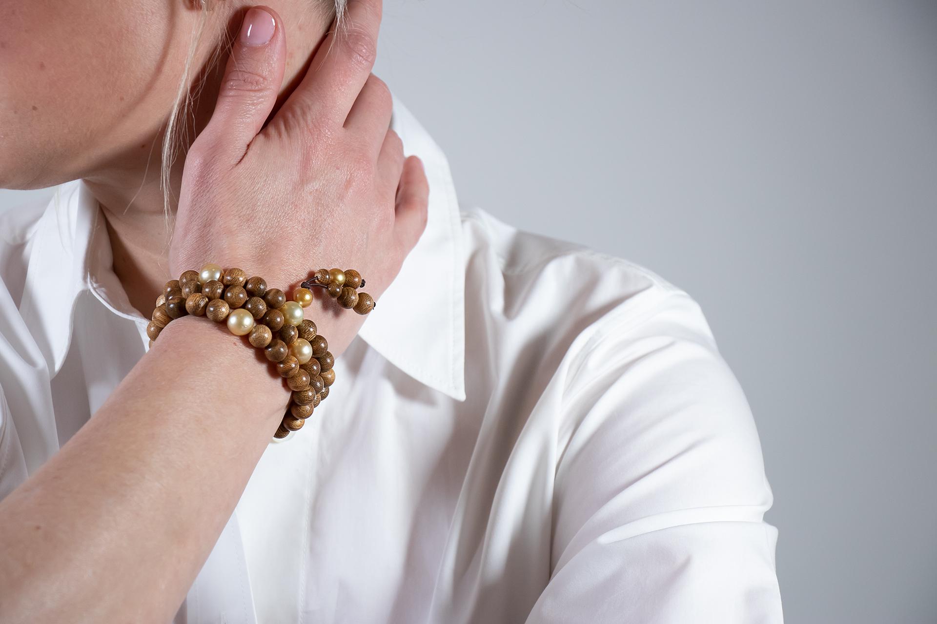 Taille ronde Bracelet/ collier de prières avec perles en bois de oud et perles dorées des mers du Sud en vente