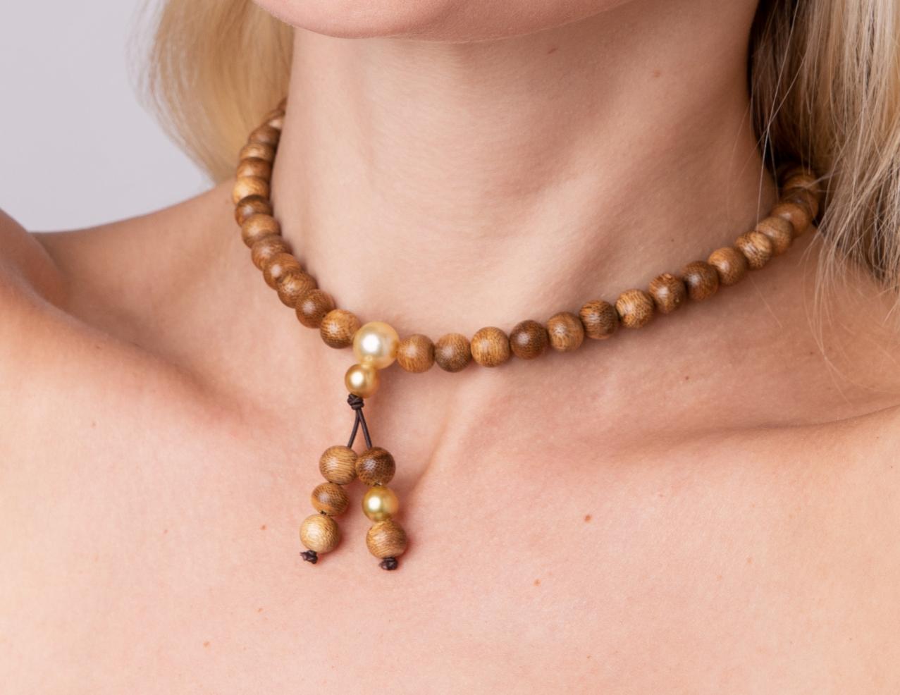 Bracelet/ collier de prières avec perles en bois de oud et perles dorées des mers du Sud Neuf - En vente à Boostedt, SH