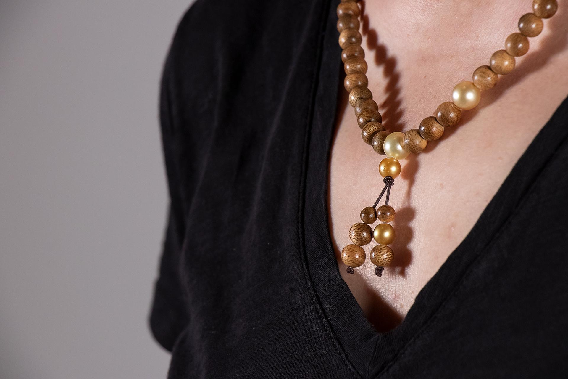 Bracelet/ collier de prières avec perles en bois de oud et perles dorées des mers du Sud Pour femmes en vente