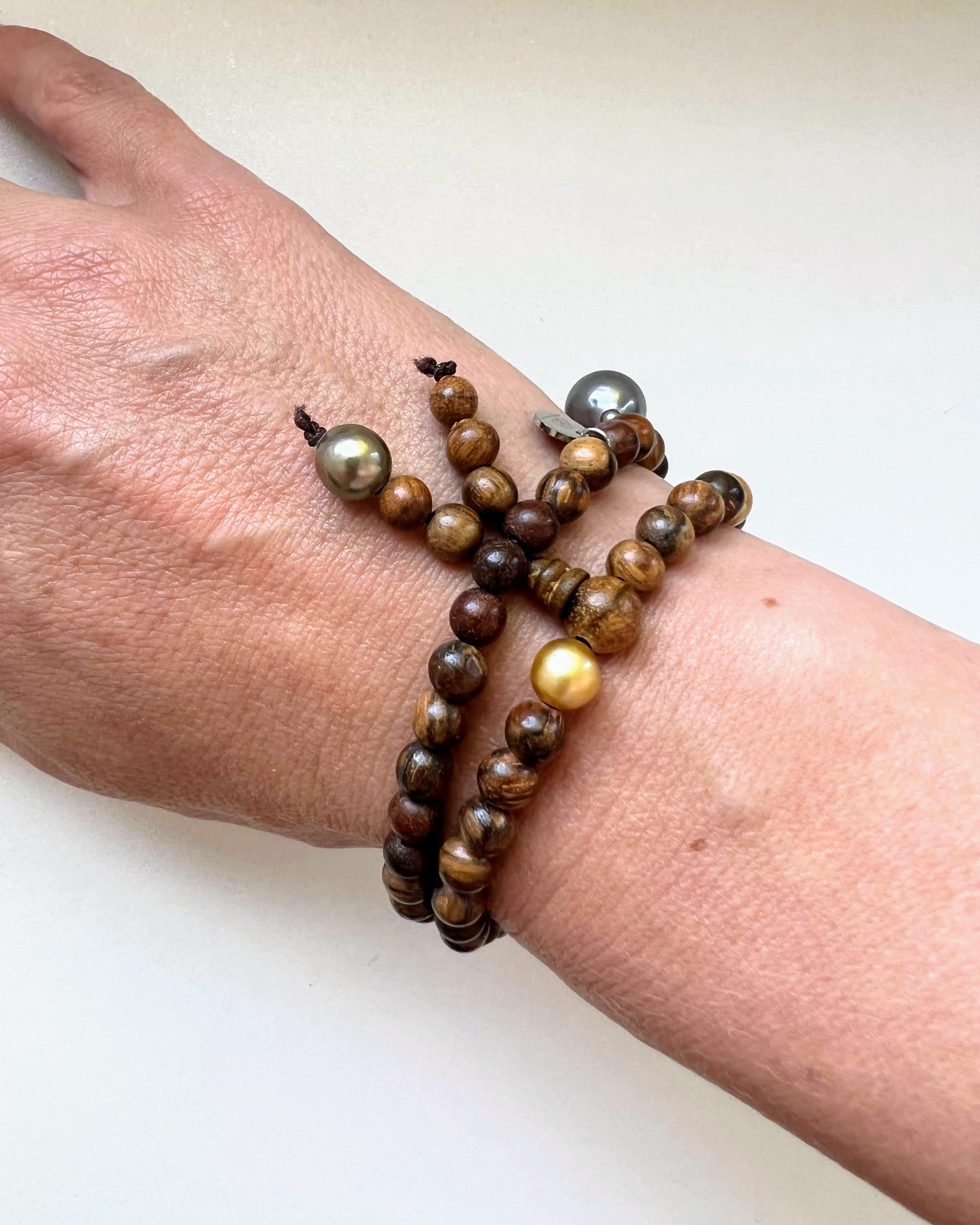 Perle Bracelet de prières avec perles de bois de sandale, perles dorées des mers du Sud et de Tahiti en vente
