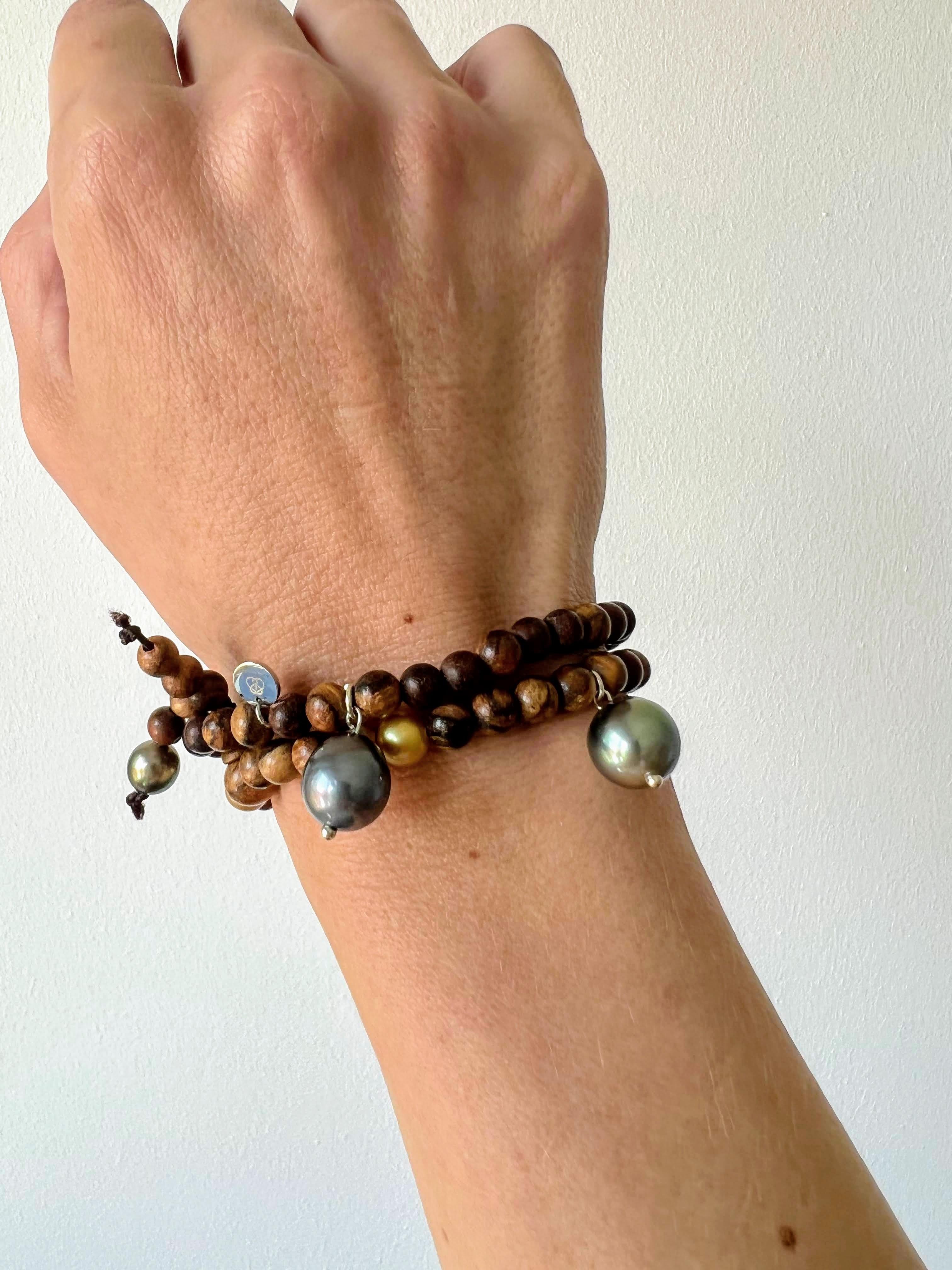 Bracelet de prières avec perles de bois de sandale, perles dorées des mers du Sud et de Tahiti Neuf - En vente à Boostedt, SH