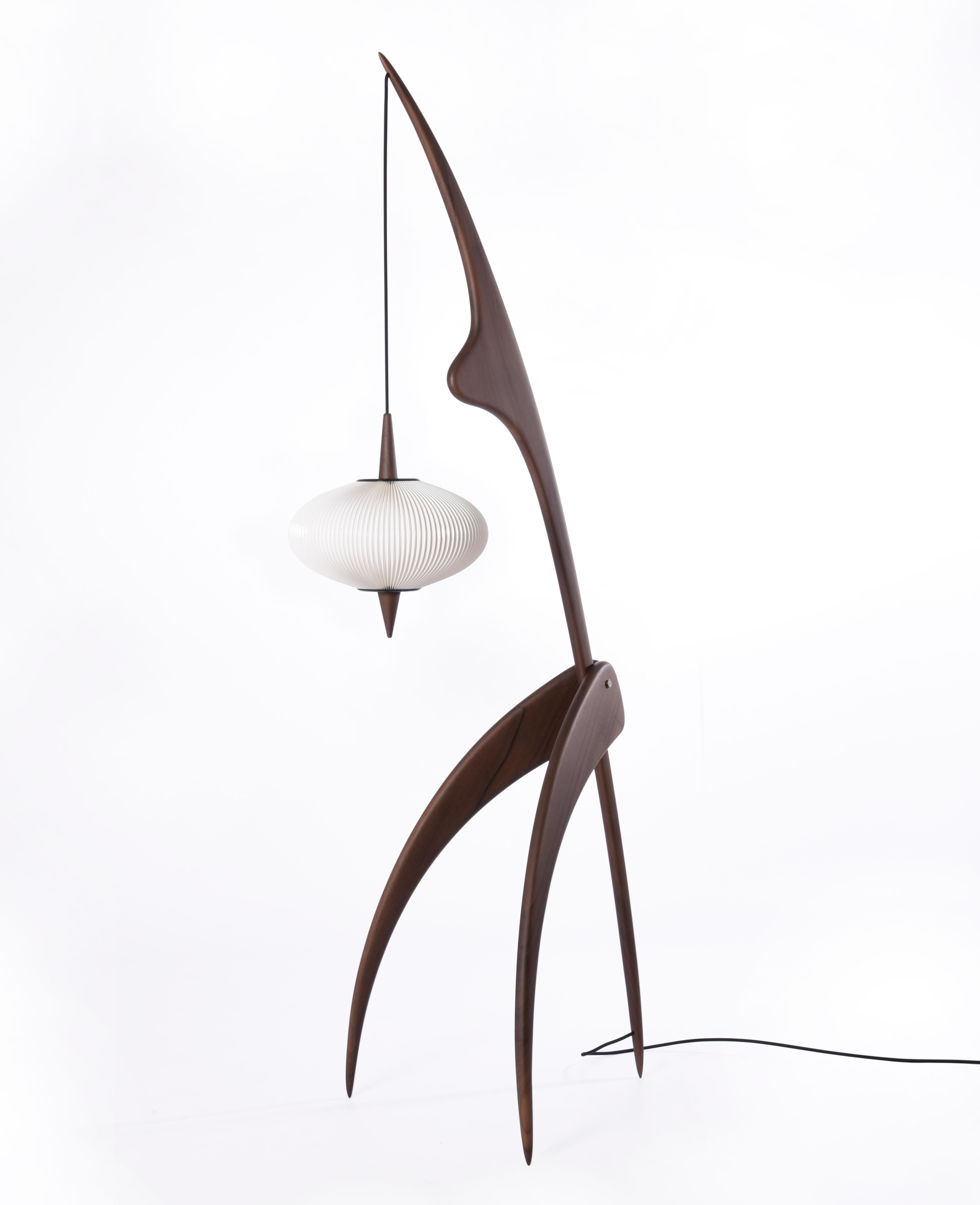 Lampada da terra PRAYING MANTIS in noce francese di Rispal in vendita 1