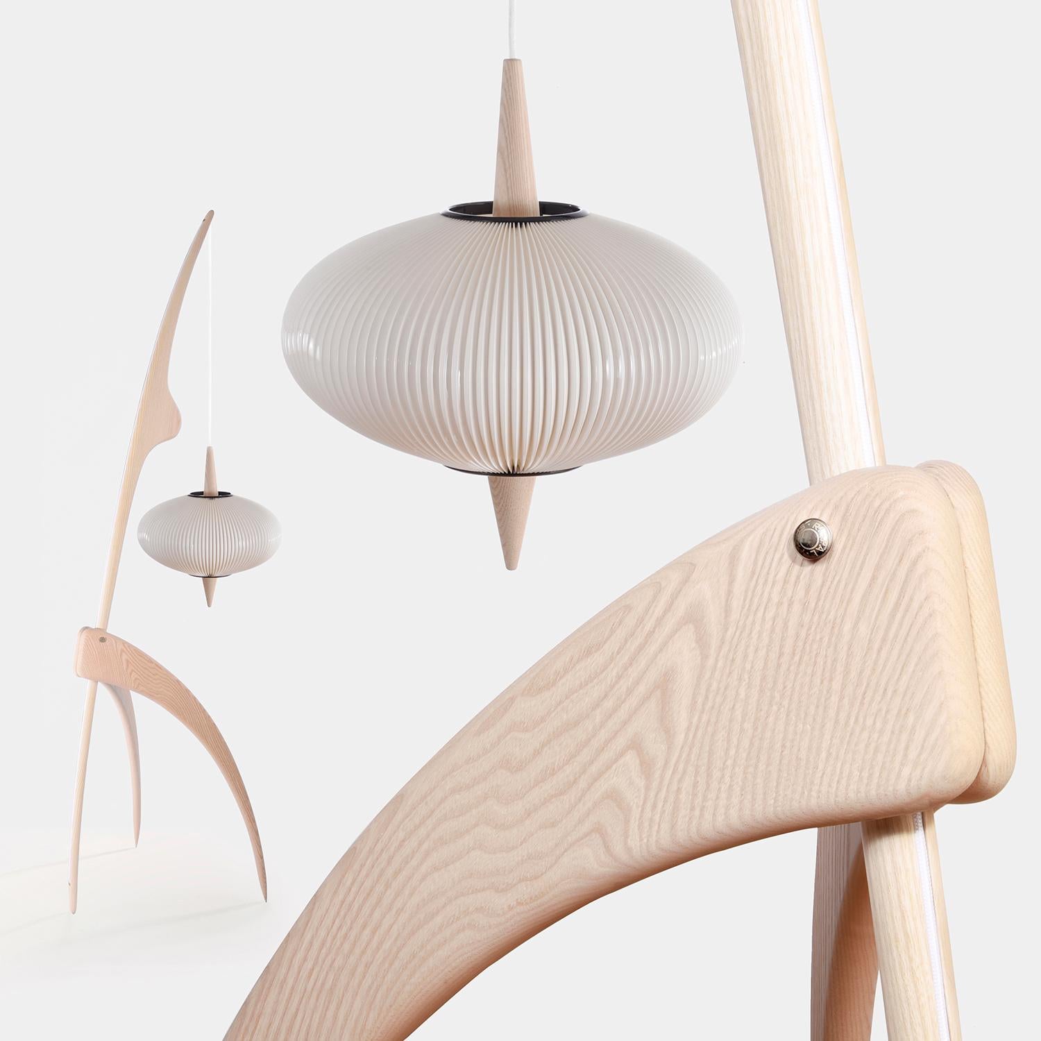 PRAYING MANTIS Stehlampe aus natürlicher Esche von Rispal (Französisch) im Angebot