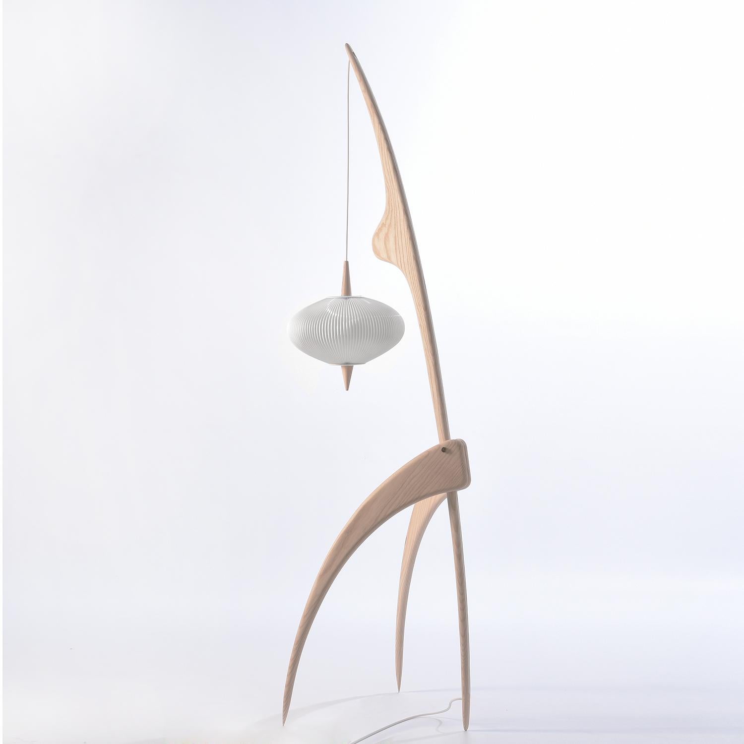 PRAYING MANTIS Stehlampe aus natürlicher Esche von Rispal im Zustand „Neu“ im Angebot in Brooklyn, NY
