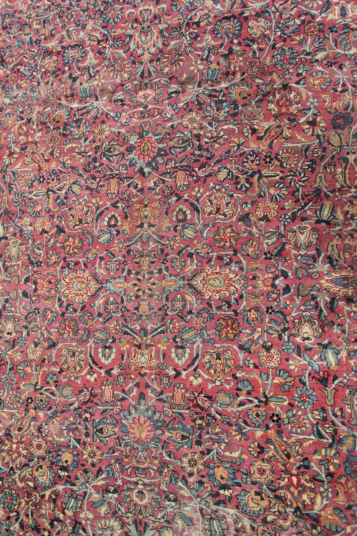 Antiker antiker Lavar Kerman-Teppich aus der Zeit vor 1900, antiker persischer Lavar lila Persischer Teppich  im Zustand „Gut“ im Angebot in New York, NY