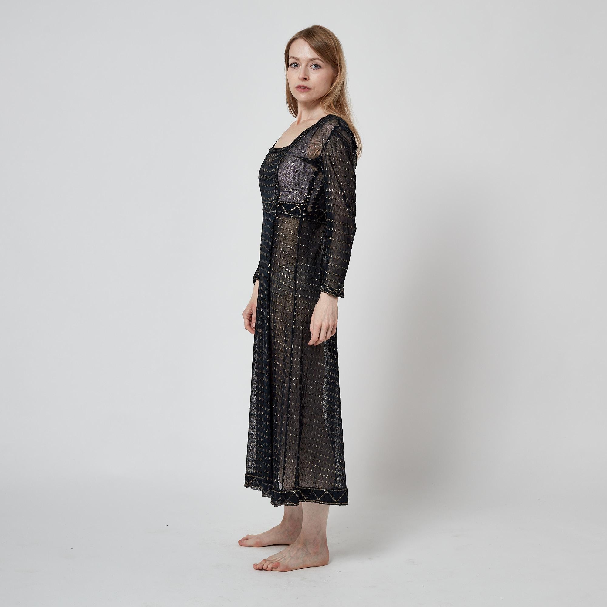 Pre 1920s ägyptischen schwarz gehämmert Metall Assiut Kleid Damen im Angebot