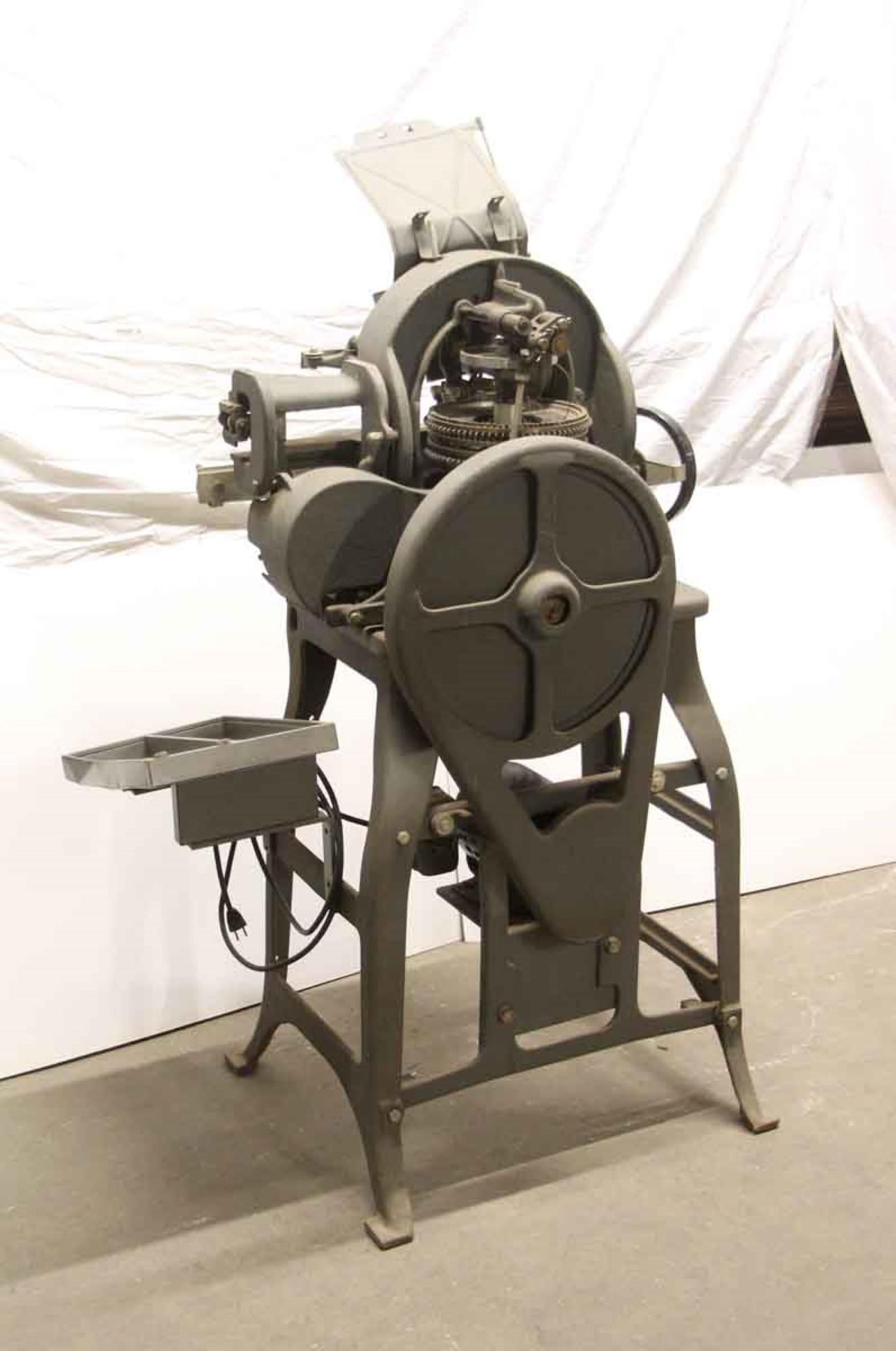Adressographe graphotype de grande taille avec moteur électrique général. Numéro de modèle 6281. En état de marche lorsqu'il a été mis hors service, mais stocké pendant 20 ans, son état de fonctionnement n'est pas connu. Elle était utilisée pour