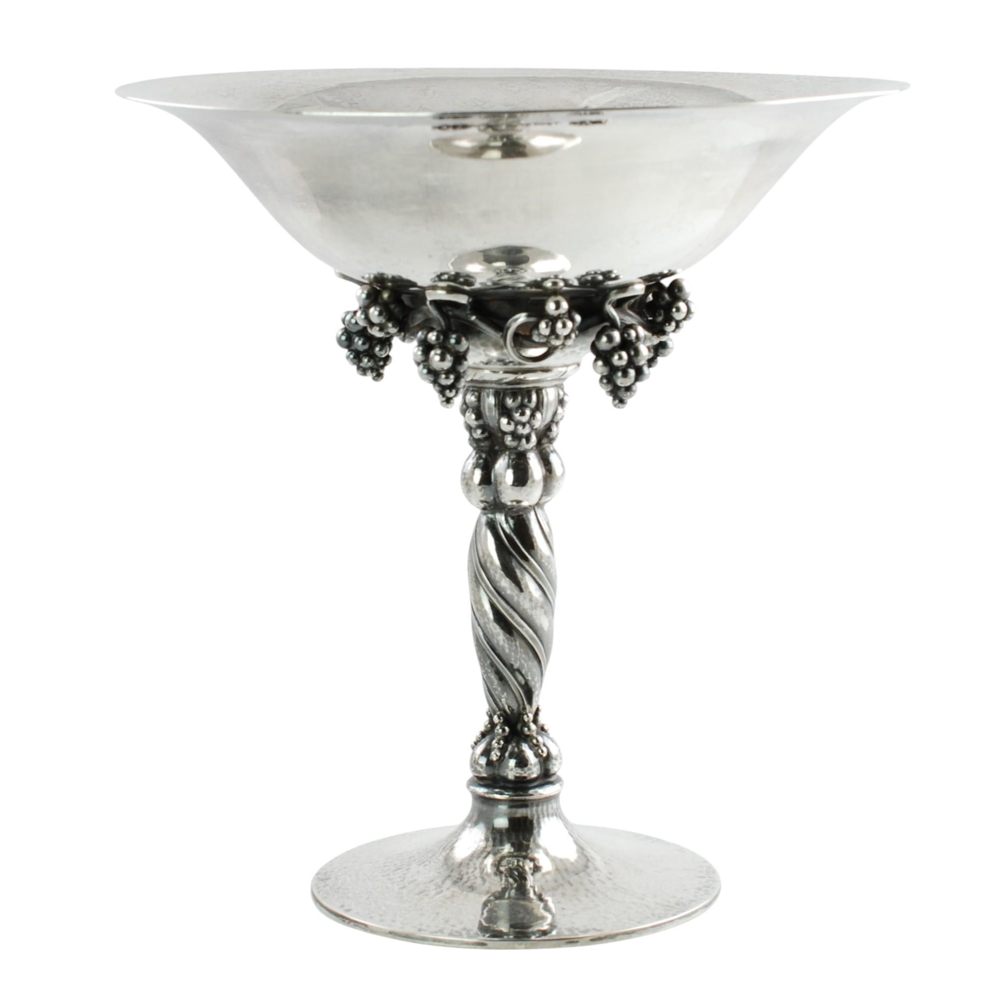 Diese fabelhafte Tazza von Georg Jensen aus Sterlingsilber zeigt das ikonische Traubenmotiv von Jensen, eine berühmte Serie von Stücken, die von der Ästhetik des Jugendstils und der Zeit, die der Künstler in Italien verbrachte, inspiriert