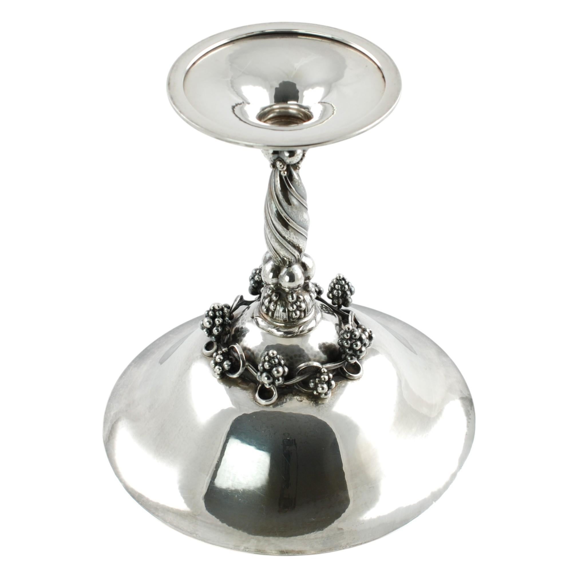Vor 1945 Georg Jensen Sterling Silber Tazza Kompott 263B, Traubenmotiv (Gehämmert) im Angebot