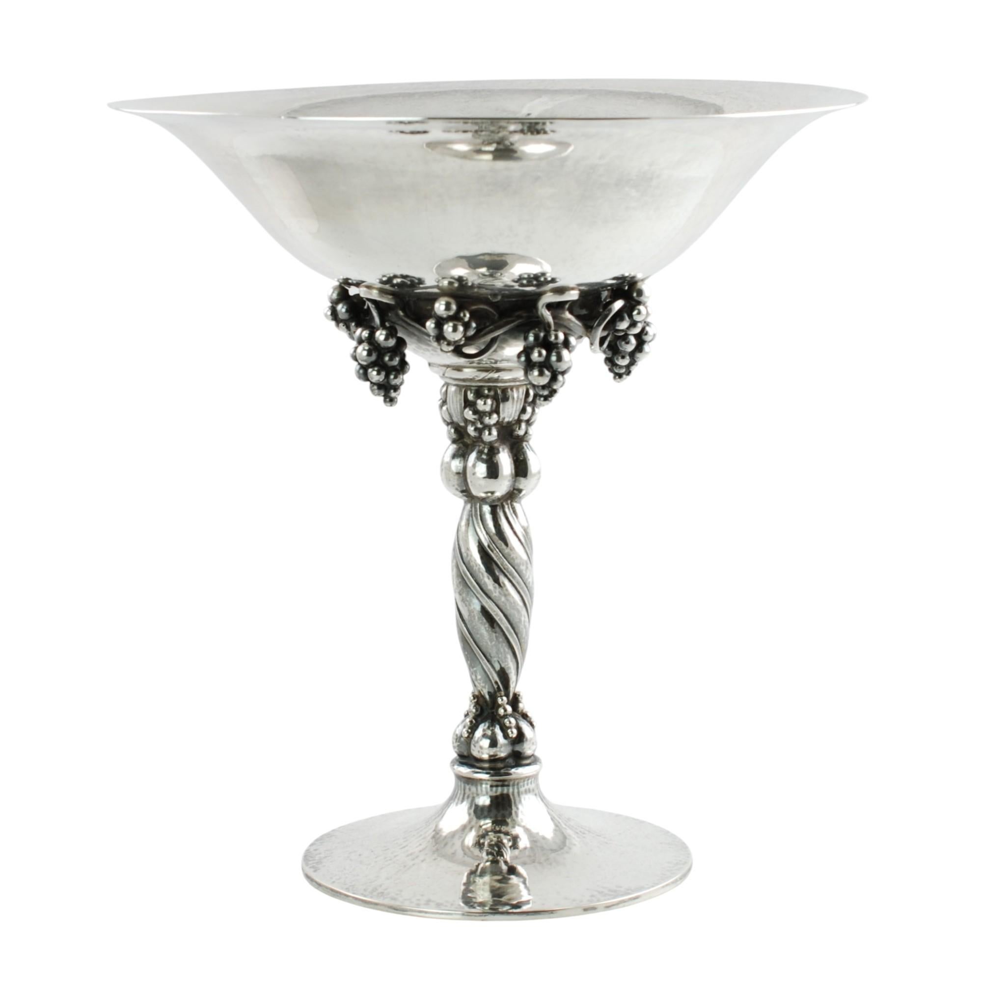 Vor 1945 Georg Jensen Sterling Silber Tazza Kompott 263B, Traubenmotiv (Mitte des 20. Jahrhunderts) im Angebot