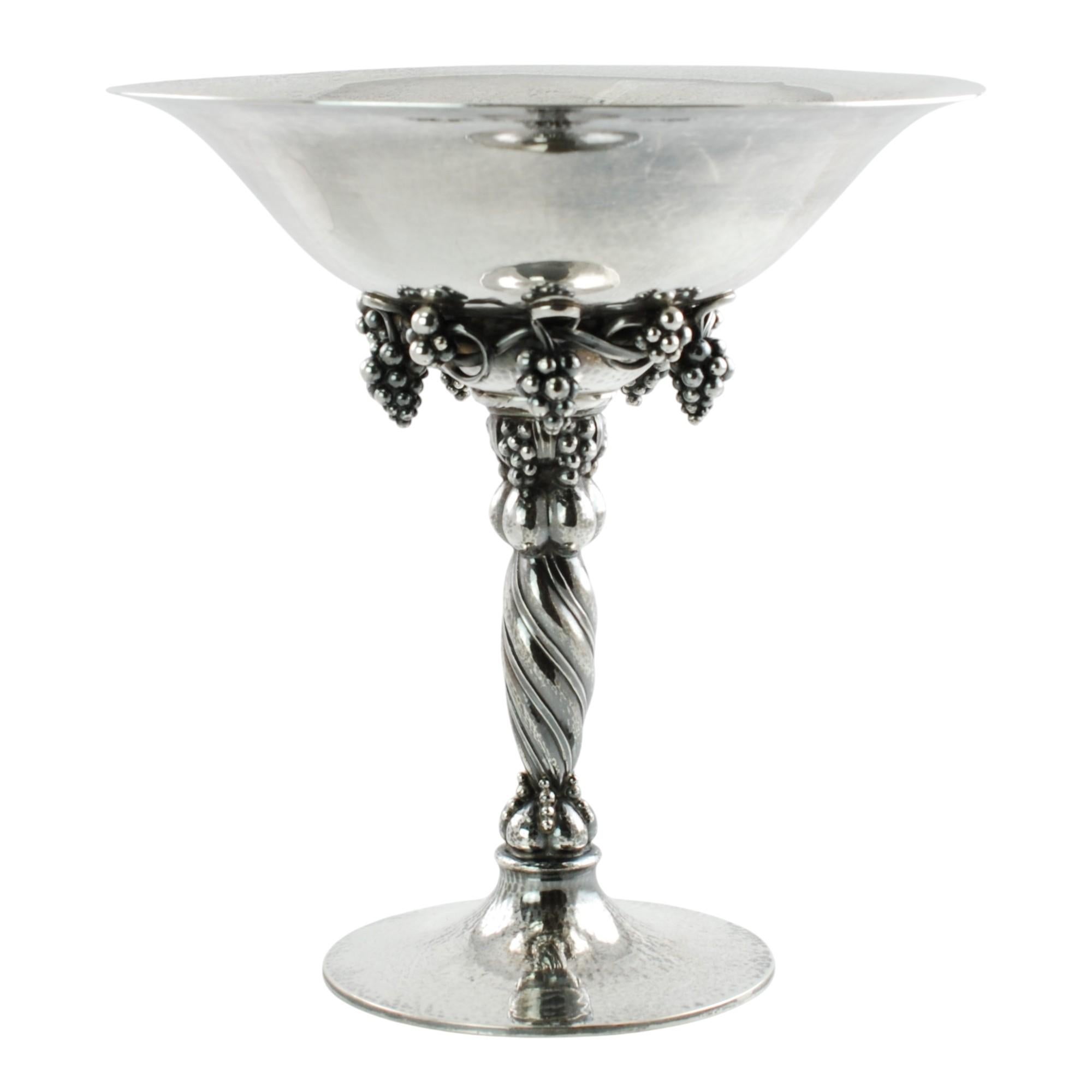 Vor 1945 Georg Jensen Sterling Silber Tazza Kompott 263B, Traubenmotiv (Sterlingsilber) im Angebot