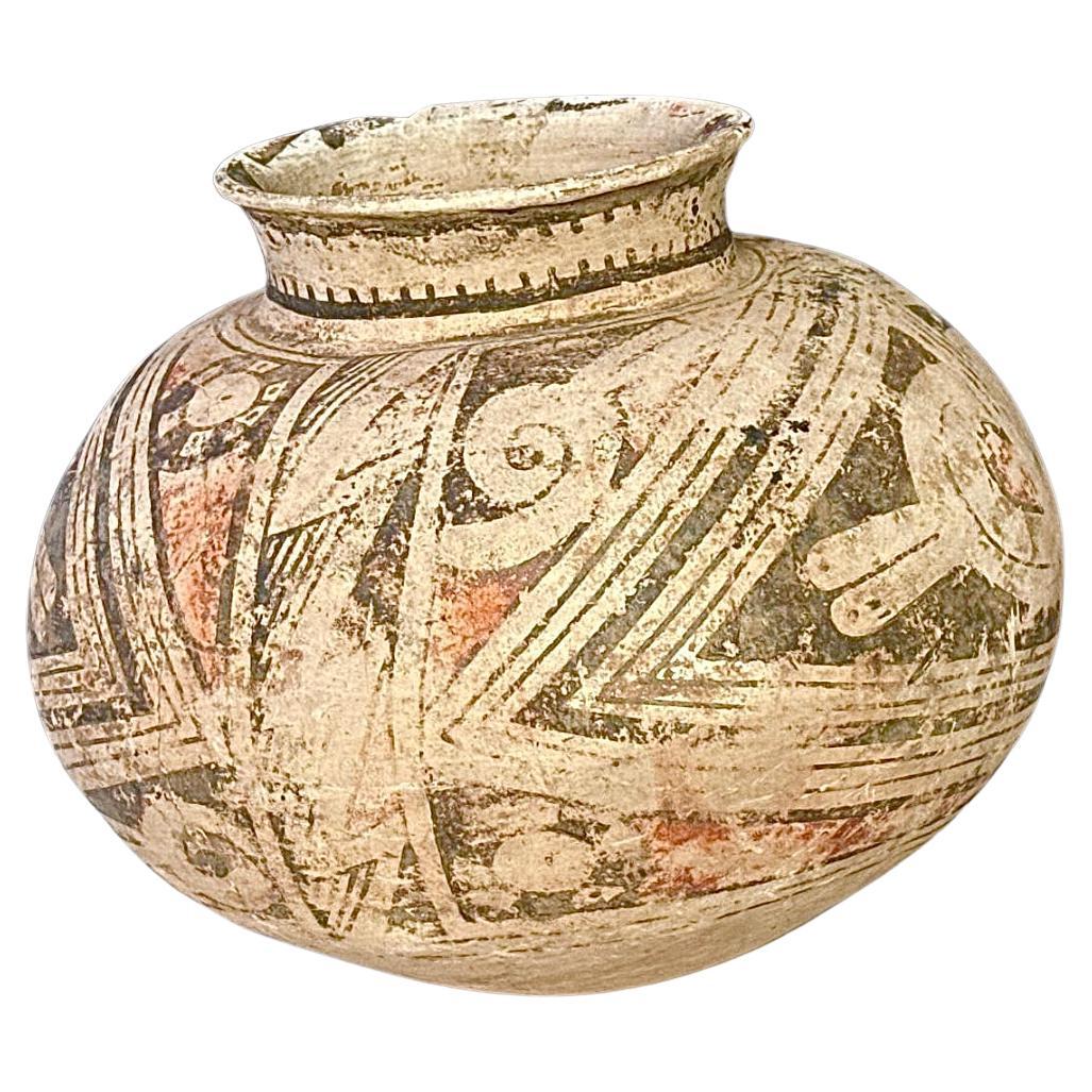 Pot à olla précolombien Casas Grande, A.I.C., vers 1150-1450 , Décoration polychrome zoomorphe. Le pot Casas Olla est fait d'argile et a une forme arrondie et bulbeuse. Sa surface est décorée de motifs géométriques à l'aide de pigments noirs et