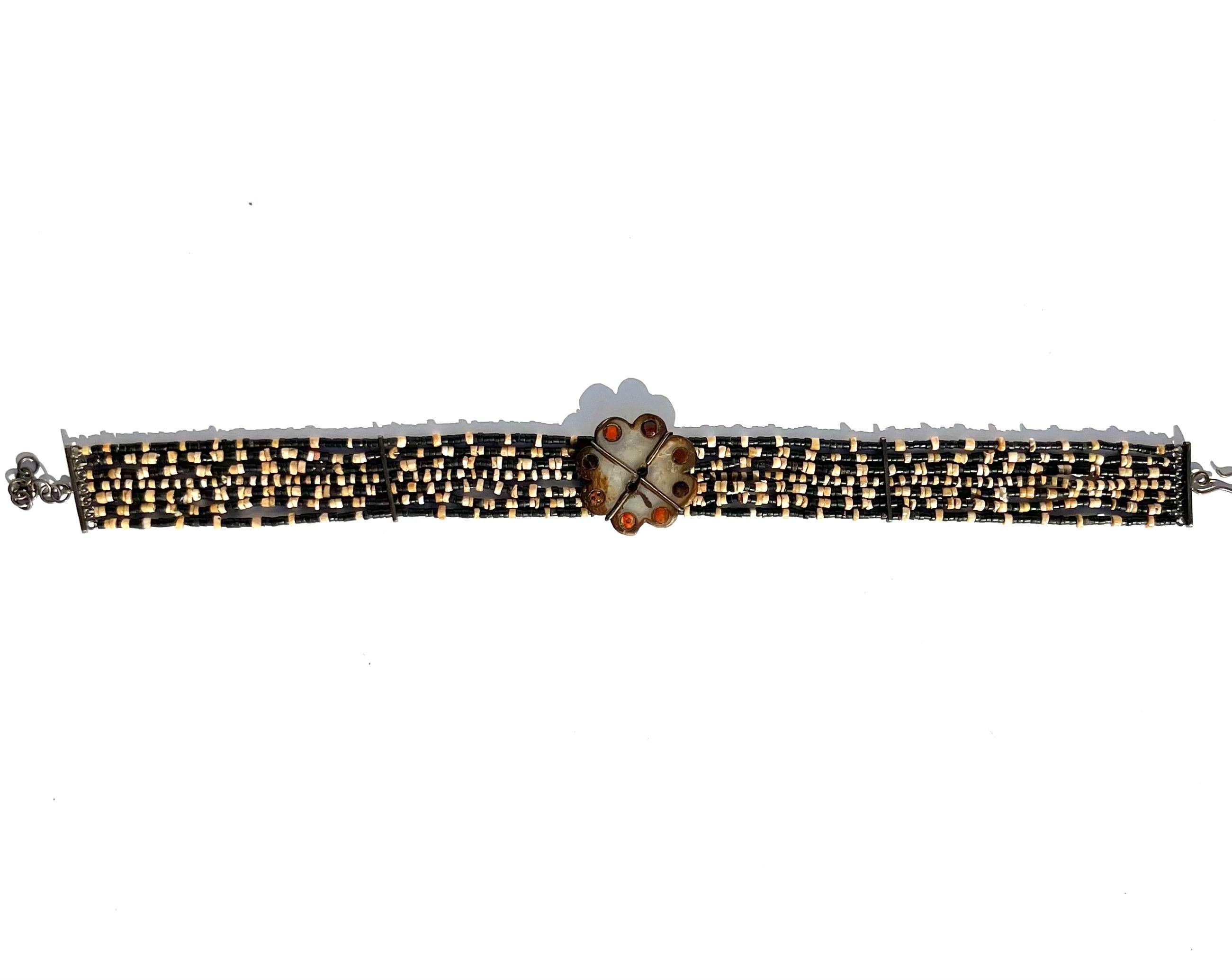Präkolumbisch, Nordküste Peru, Moche, ca. 100 bis 500 n. Chr. 

Eine Halskette, bestehend aus sieben Strängen mit Hunderten von schwarzen und weißen handgeschnitzten Muschelperlen. Die Stränge werden von modernen Abstandshaltern gehalten, die auf