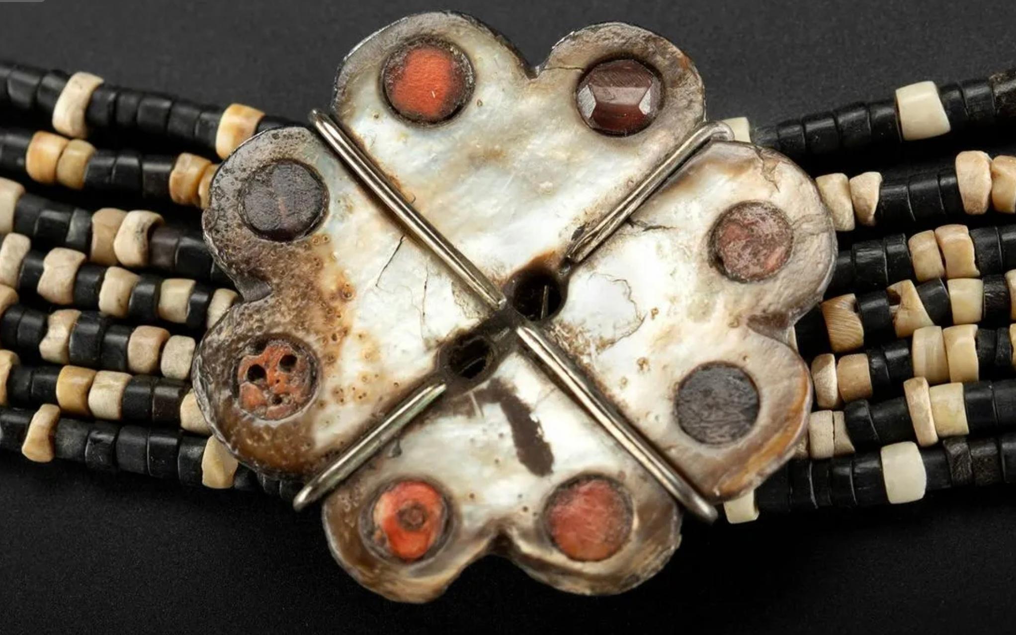 Pre Colombian Choker Necklace with Mother of Pearl and Beads In Good Condition For Sale In Dallas, TX