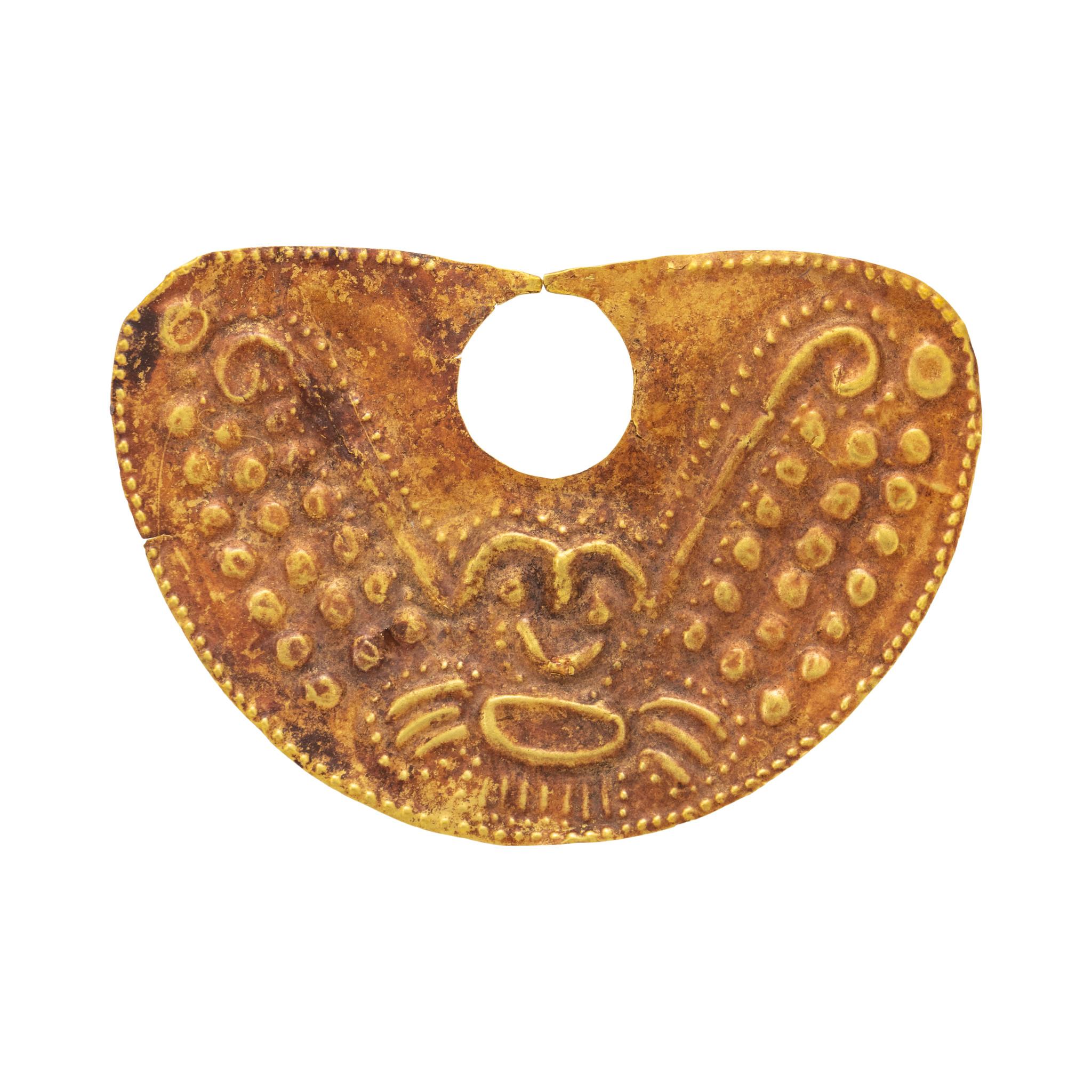 Pre-Columbian 20K Gold Nose Ornament For Sale 2