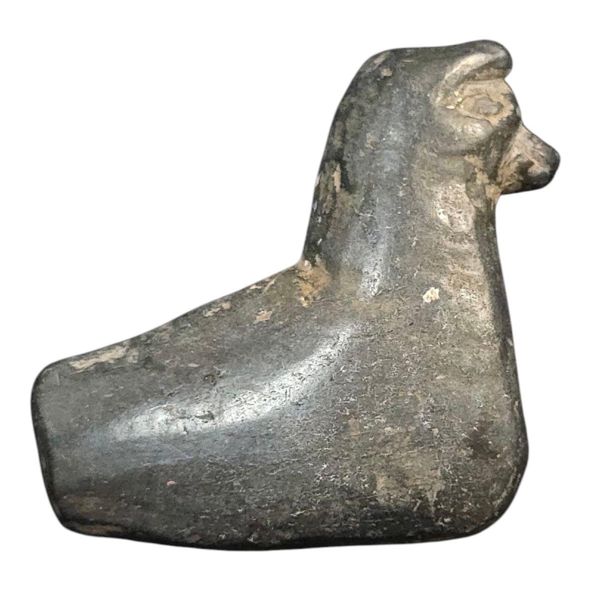Sculpture en albâtre Pre-Columbian - Canopa inca en forme de lama
Dimensions : 5 x 5 x 1 cm : 5 x 5 x 1 cm

Petit baldaquin rituel Pre-Columbian sculpté dans l'albâtre, représentant un lama, animal sacré dans la vision du monde andine. Ces