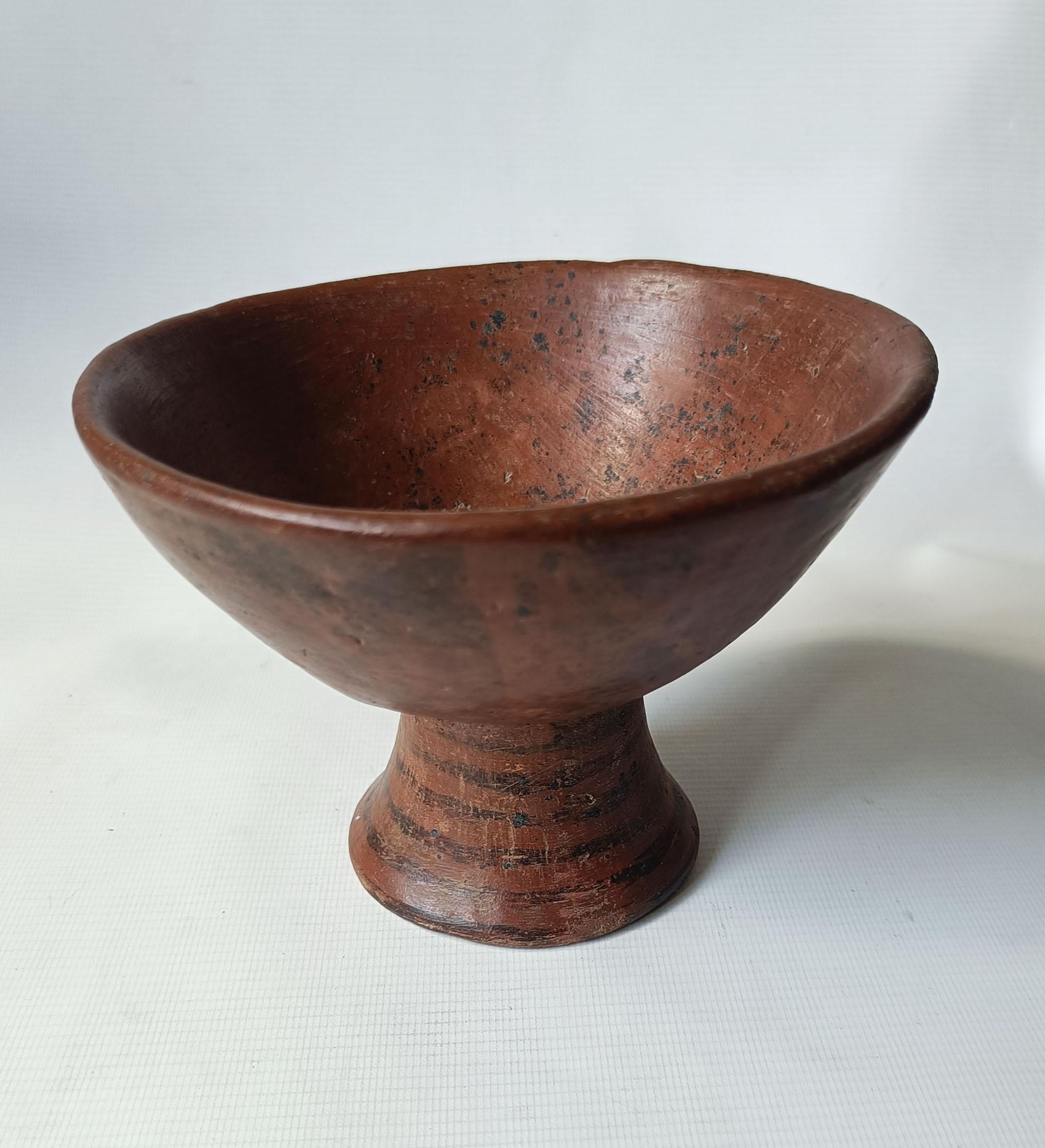 PRE-COLUMBIAN ANCIENT SOUTH AMERICAN FINE NARINO CARCHI PEDESTAL BOWL CIRCA 1100-1400 COLOMBIA ECUADOR
un bol en poterie modelé à la main provenant des régions frontalières CARCHI / NARINO de l'EQUATEUR et de la COLOMBIE
POTERIE AVEC ENGOBE ROUGE ET