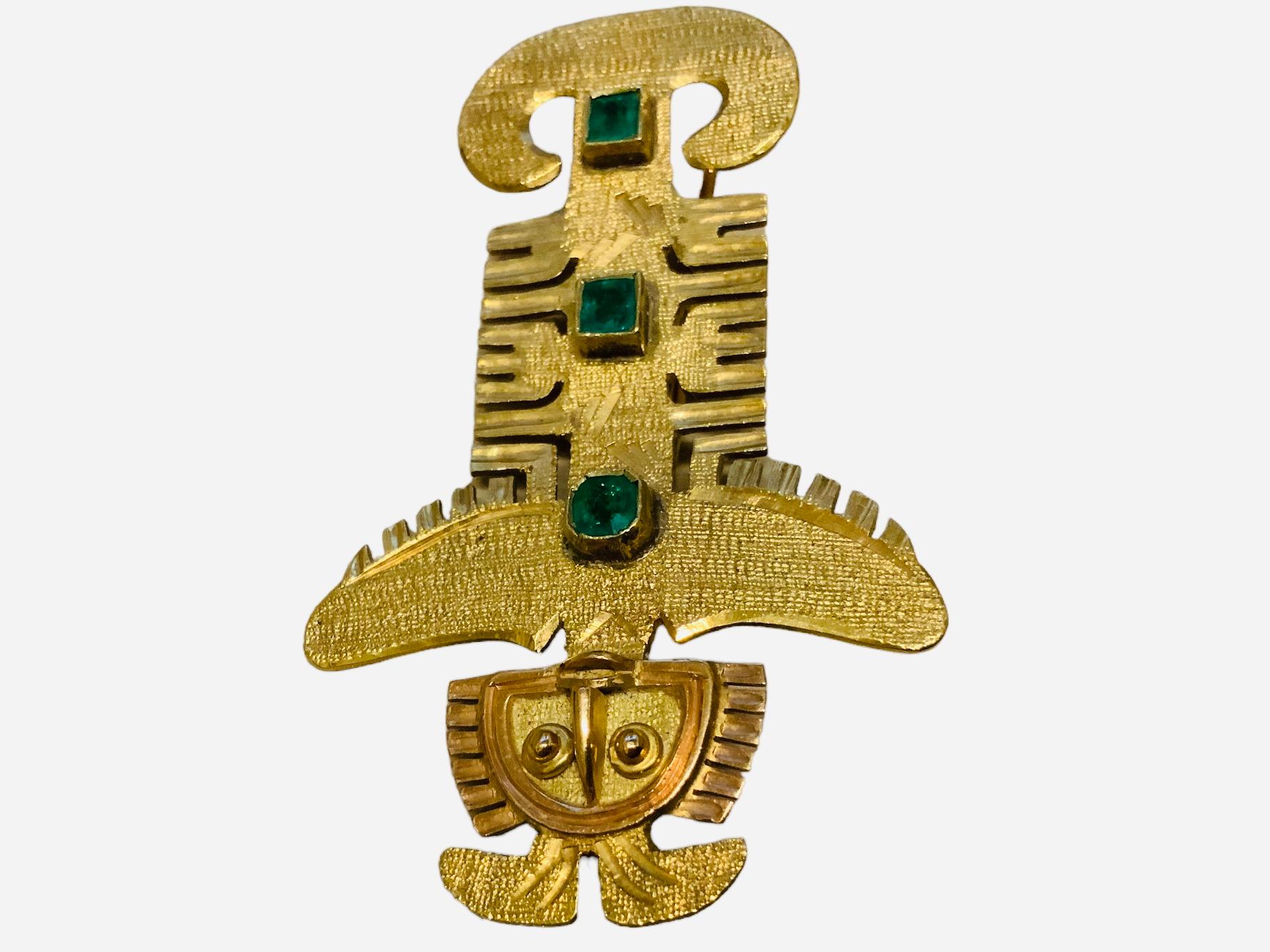 Artisan Pre-Columbian Art 18k Yellow Gold And Emerald Brooch/Pendant  For Sale