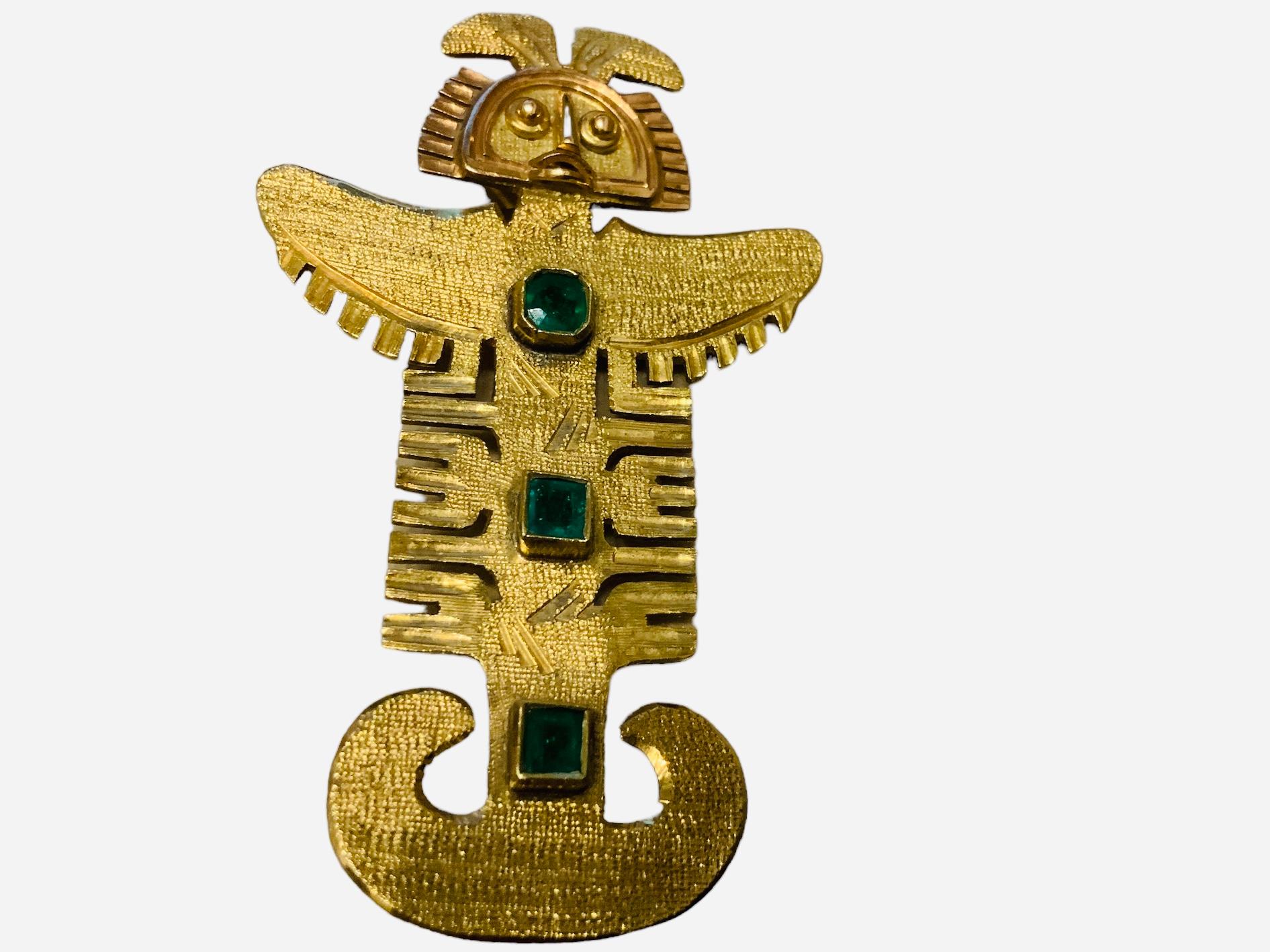 Pre-Columbianische Kunst 18k Gelbgold und Smaragd Brosche/Anhänger  (Carréeschliff) im Angebot