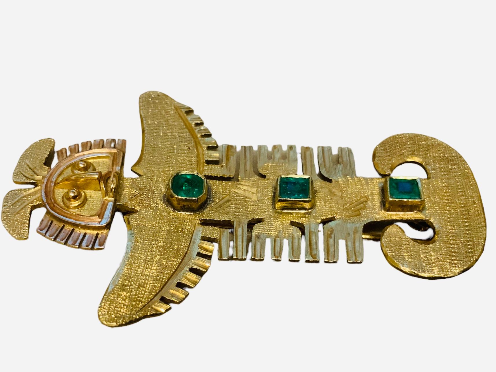 Pre-Columbian Art 18k Yellow Gold And Emerald Brooch/Pendant  In Good Condition For Sale In Guaynabo, PR