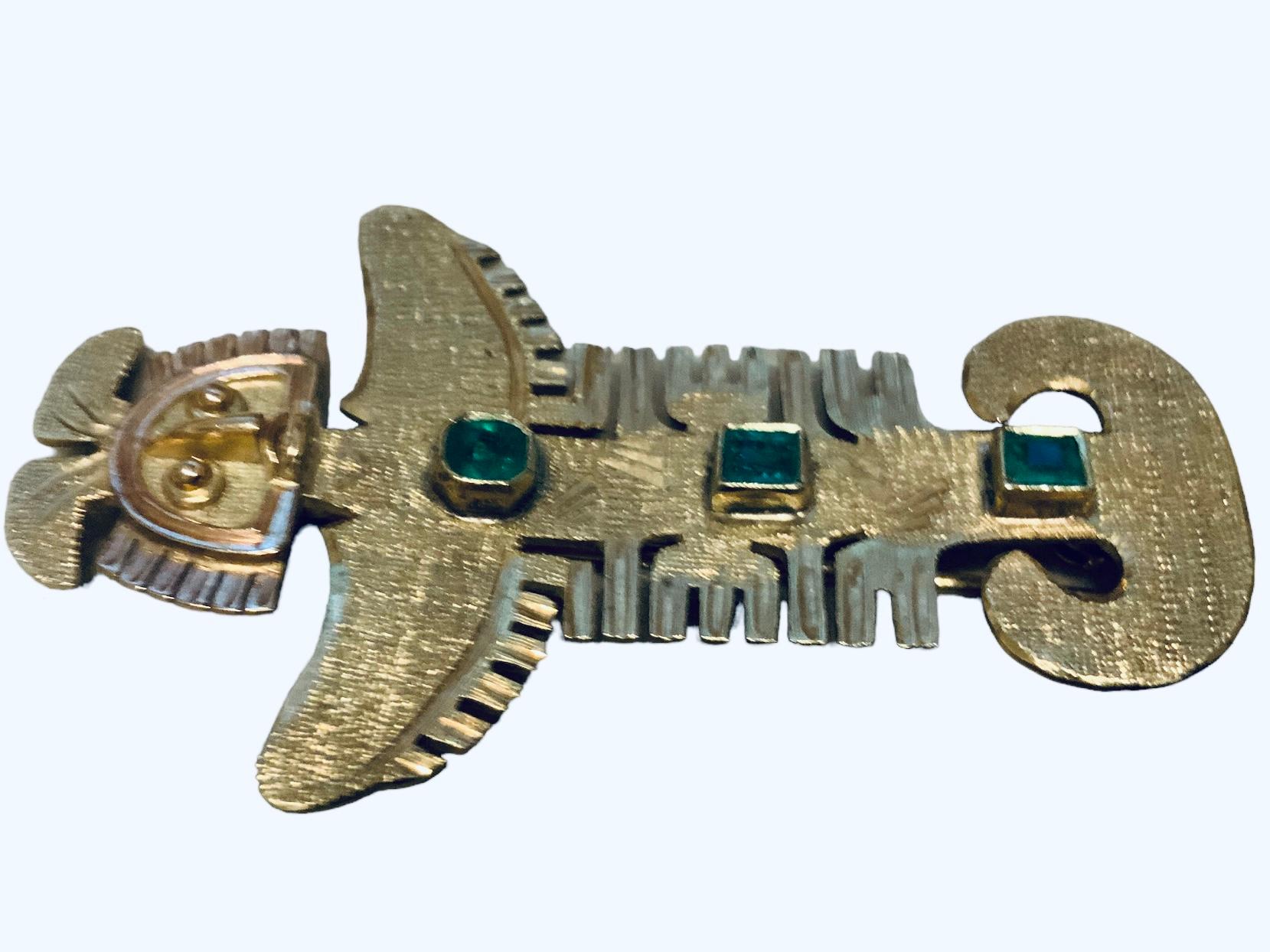 Women's or Men's Pre-Columbian Art 18k Yellow Gold And Emerald Brooch/Pendant  For Sale