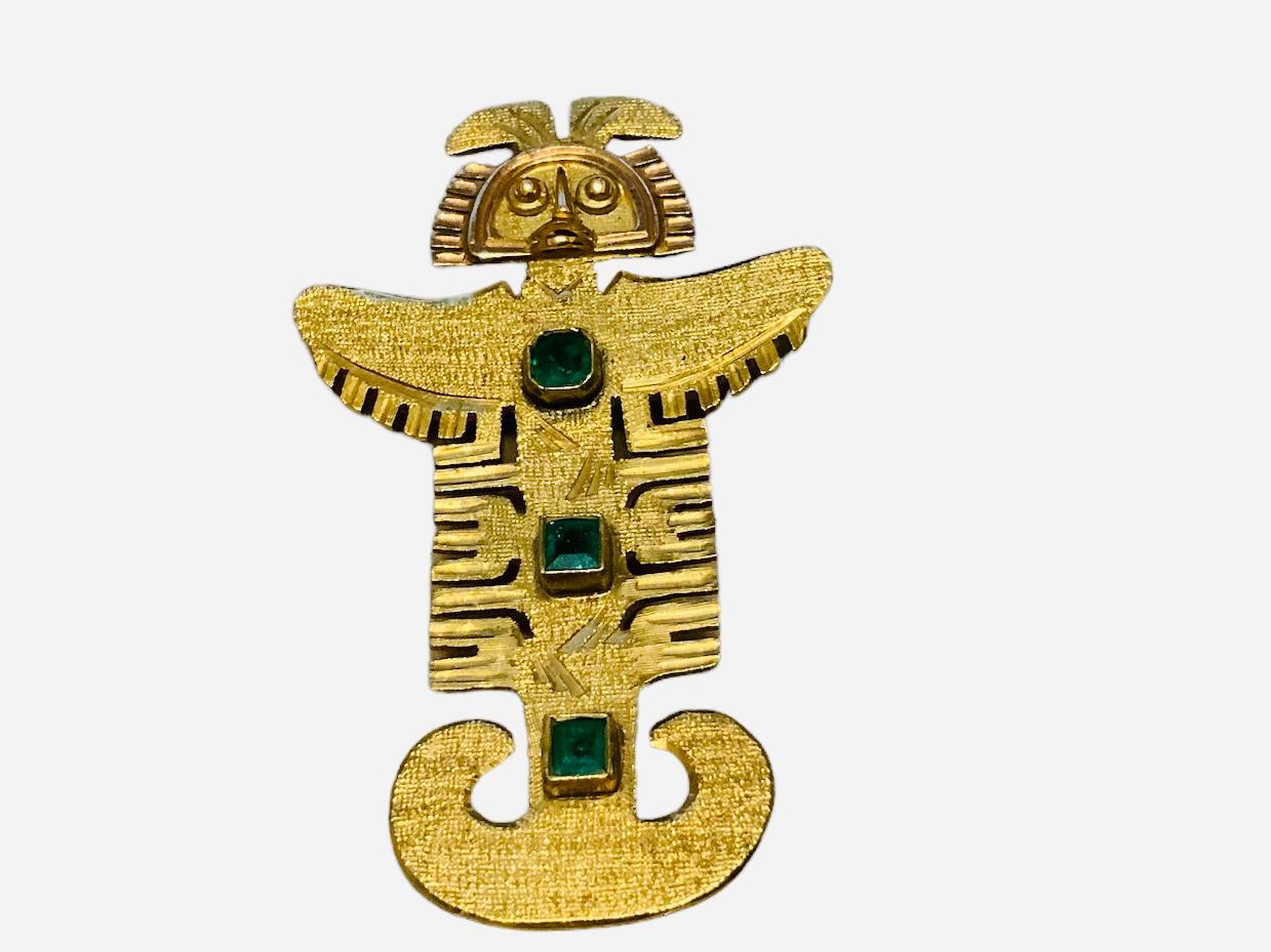 Pre-Columbianische Kunst 18k Gelbgold und Smaragd Brosche/Anhänger  im Angebot 3