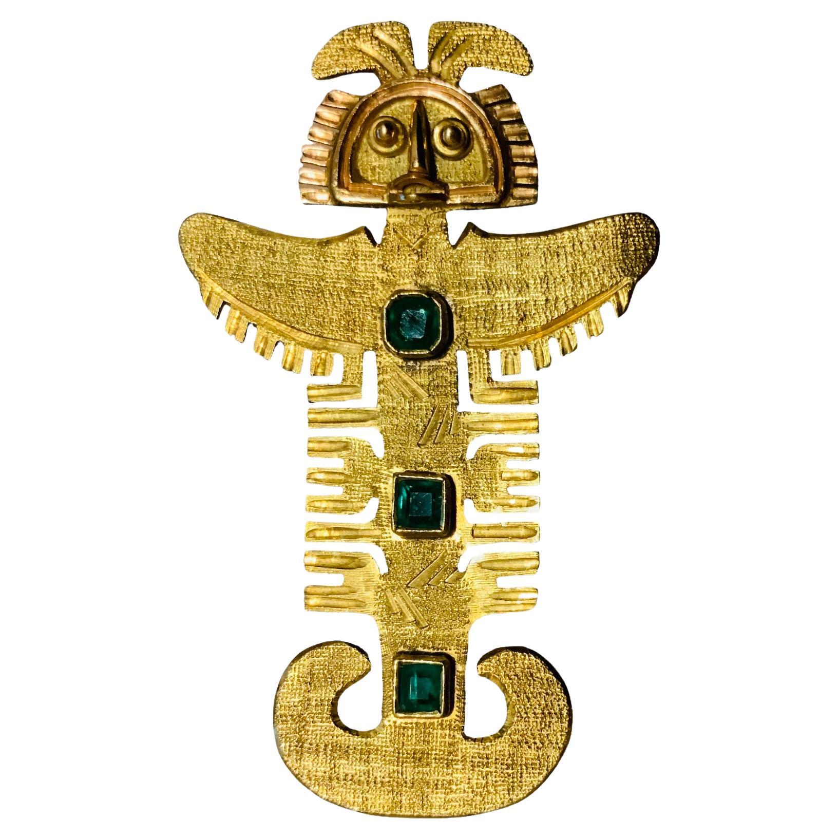 Pre-Columbianische Kunst 18k Gelbgold und Smaragd Brosche/Anhänger  im Angebot